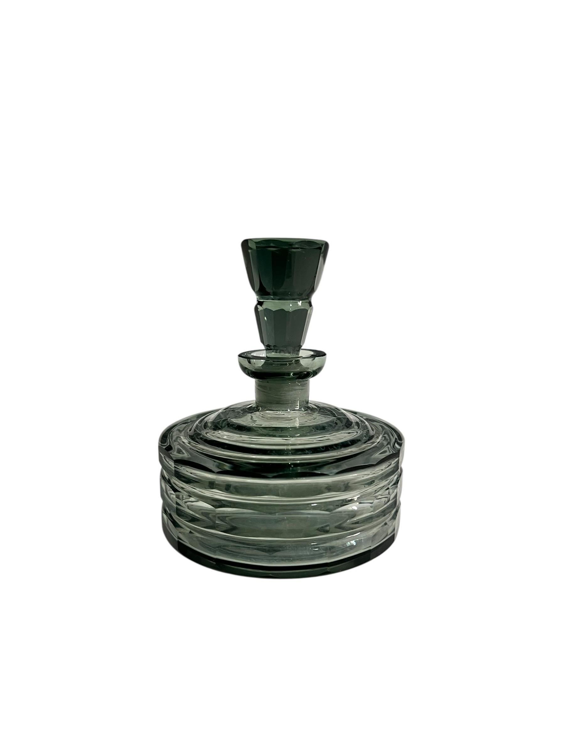 Art Deco green molded glass toilet set – Czechoslovakia, circa 1930 en vente 9