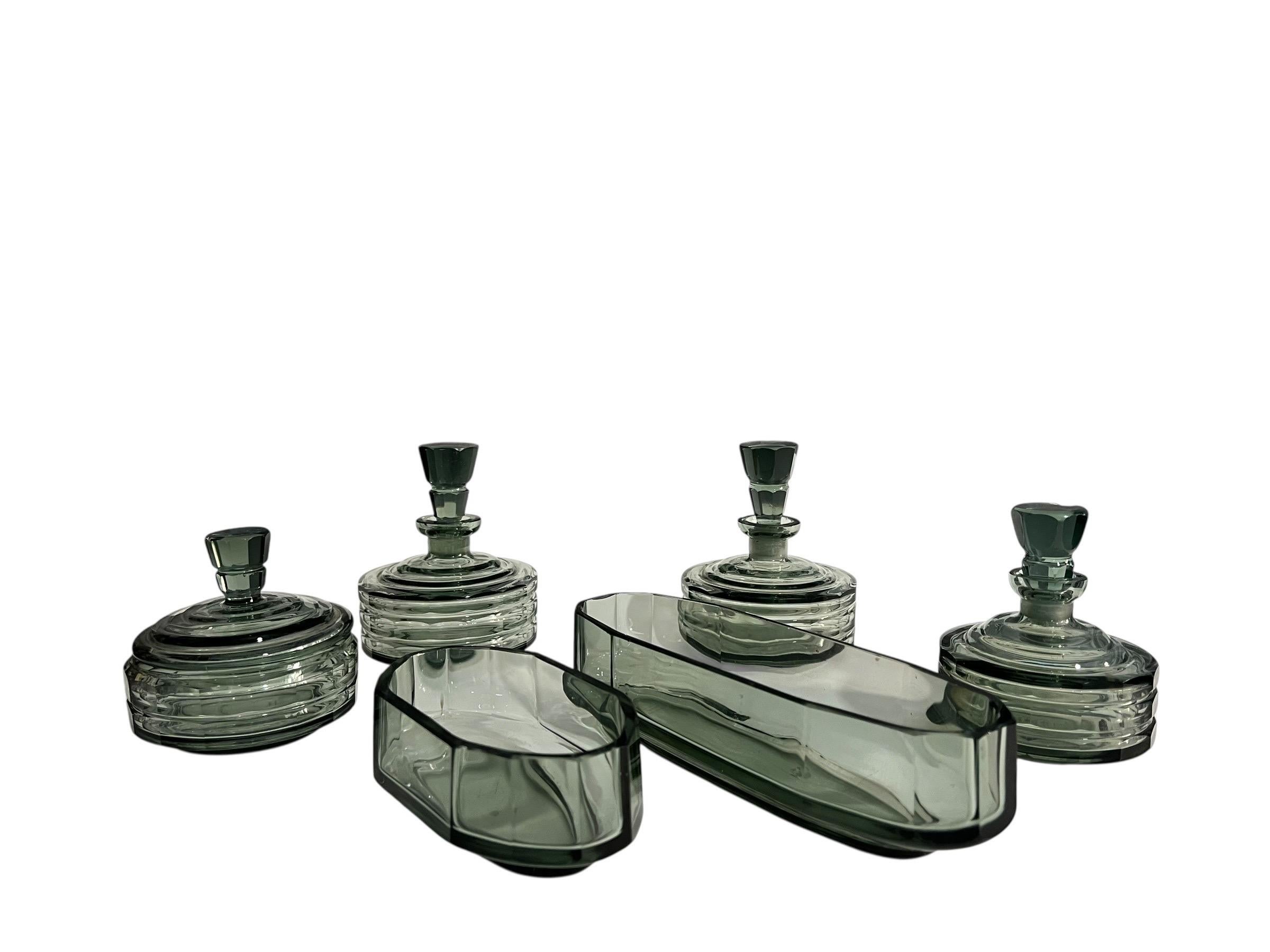 Art Deco green molded glass toilet set – Czechoslovakia, circa 1930 en vente 12