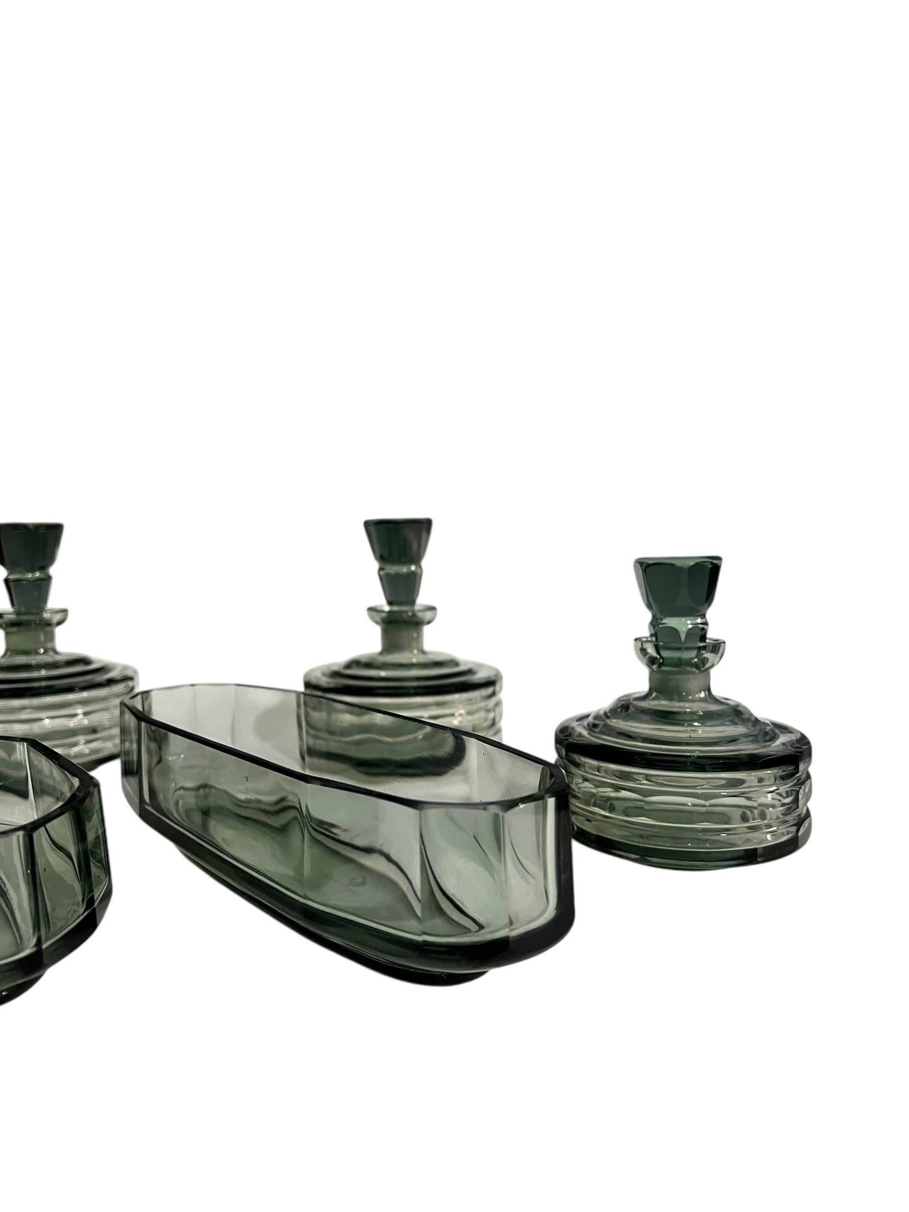 Art Deco green molded glass toilet set – Czechoslovakia, circa 1930 en vente 1