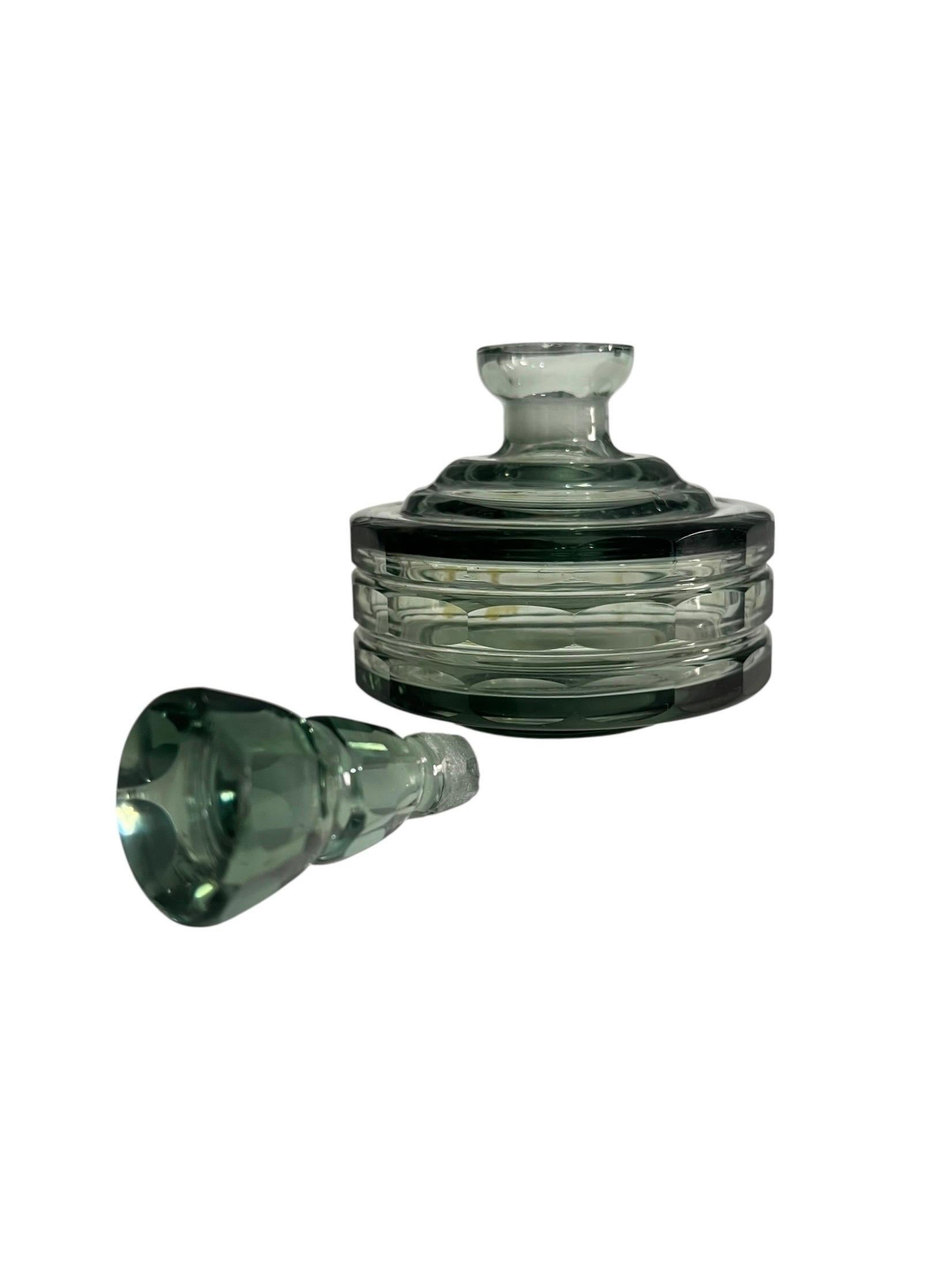 Art Deco green molded glass toilet set – Czechoslovakia, circa 1930 en vente 2