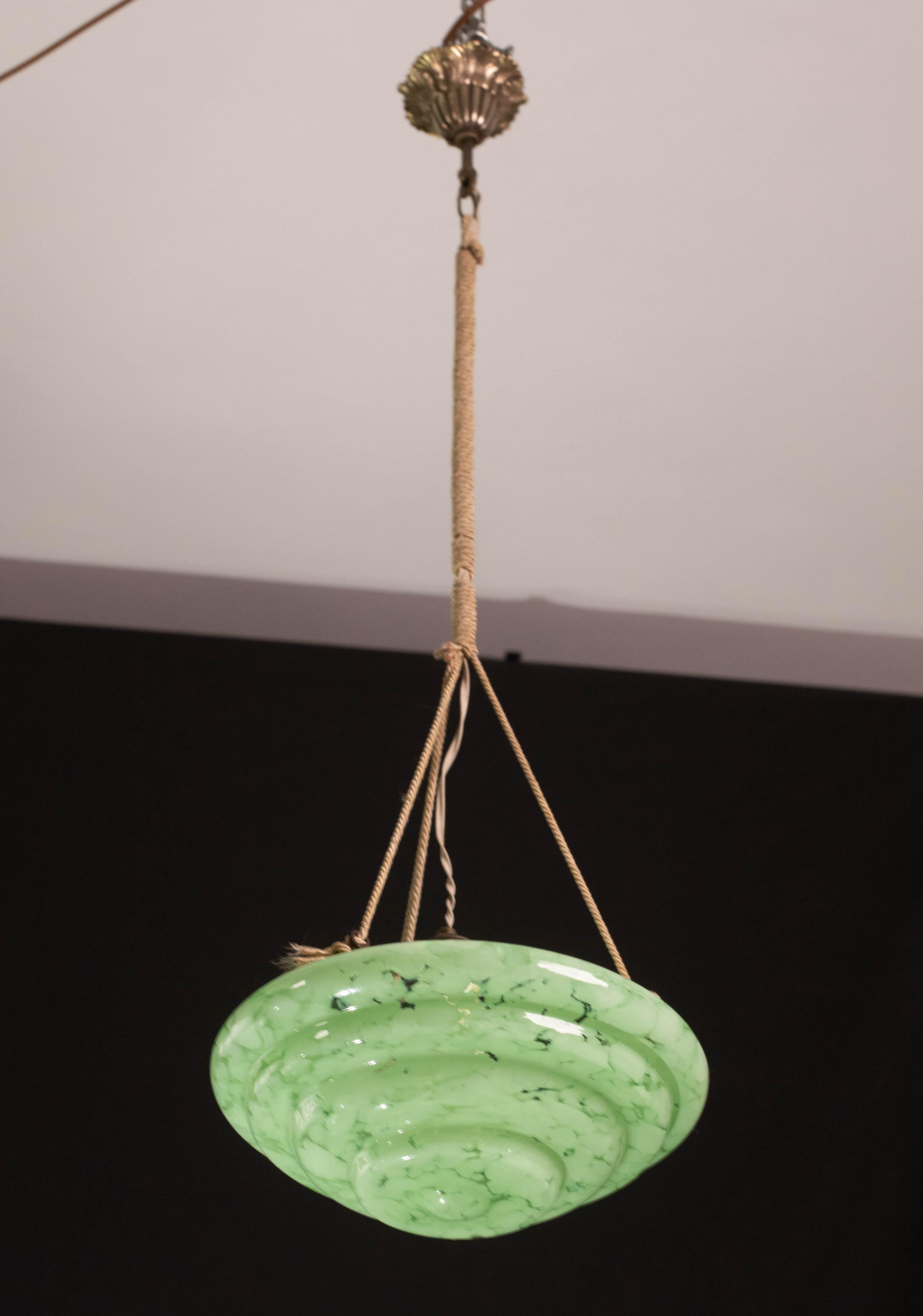 Stunning Murano glass pendant in green colour.

Art Deco style: period of manufacture 1940-1950.

The disc of the chandelier is gren in colour with white reflections suspended from the three original ropes.

One e27 light.

Diameter of disc 33