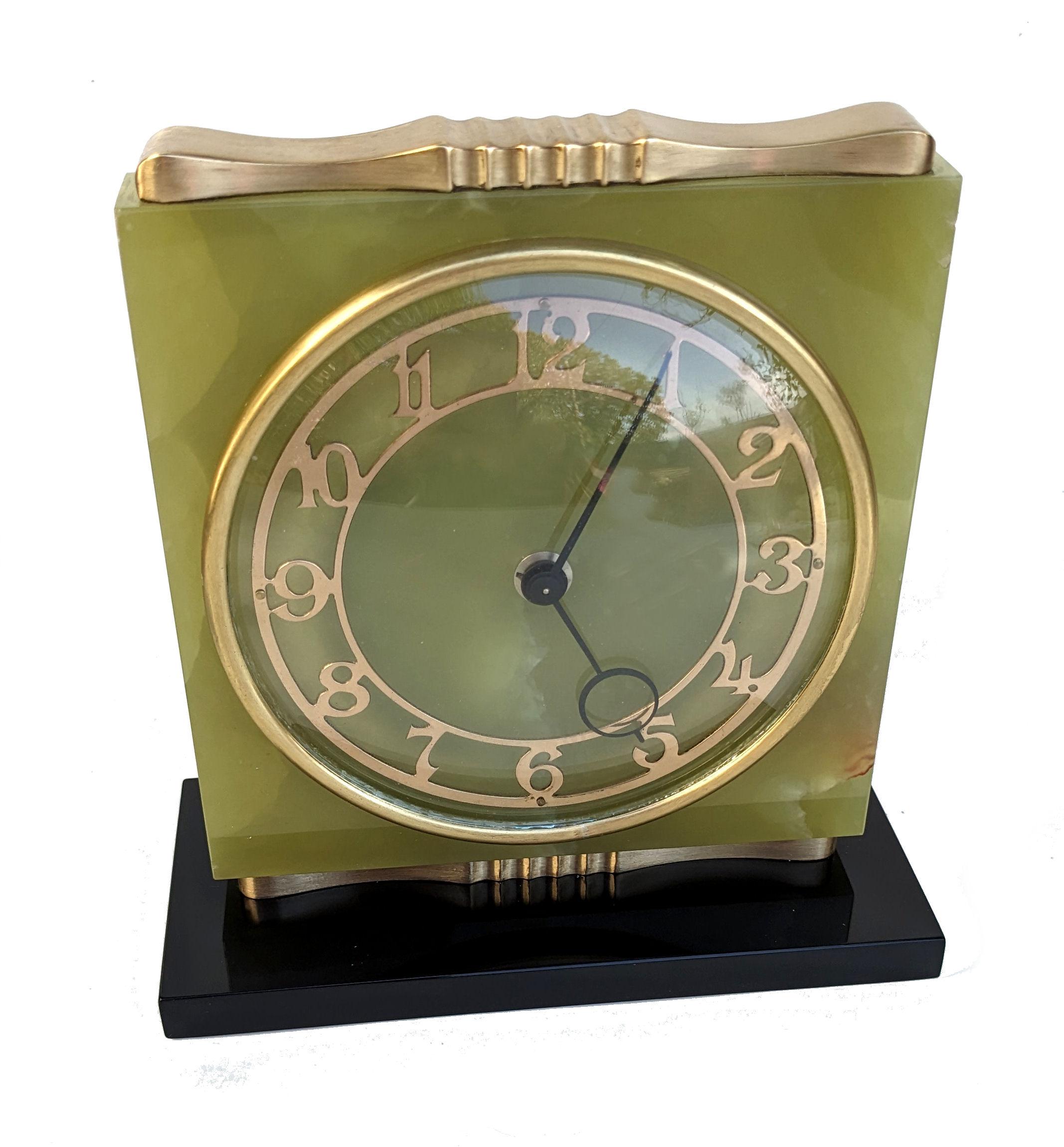 For your consideration is this lovely English Art Deco mantle clock, dating to the 1930's and newly serviced. Images taken outside in natural daylight so you get a true colour representation. The green onyx colouring is a gorgeous leafy green which
