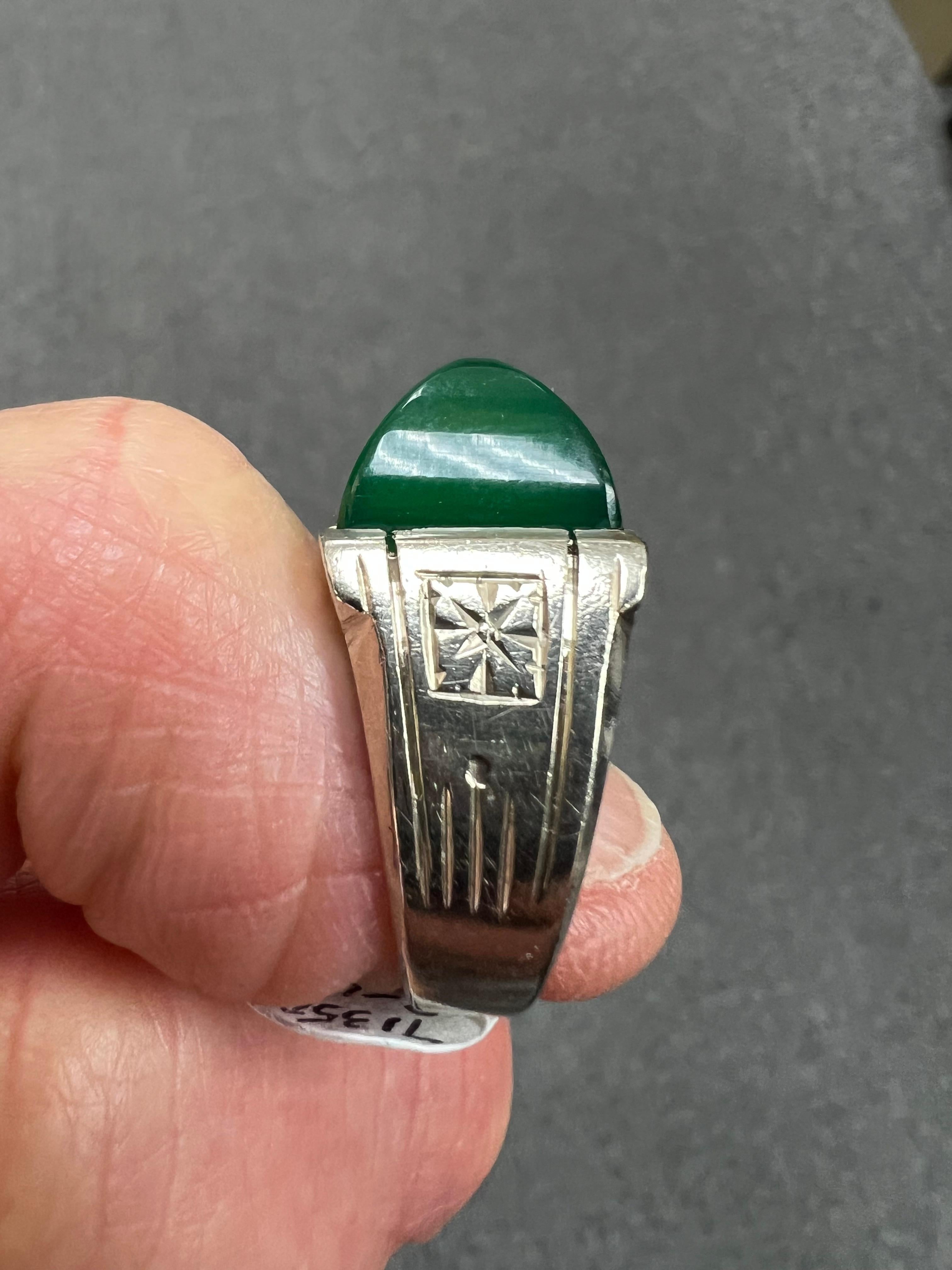 Art Deco Sugarloaf Green Onyx White Gold Ring Circa 1930 In Good Condition In Los Angeles, CA