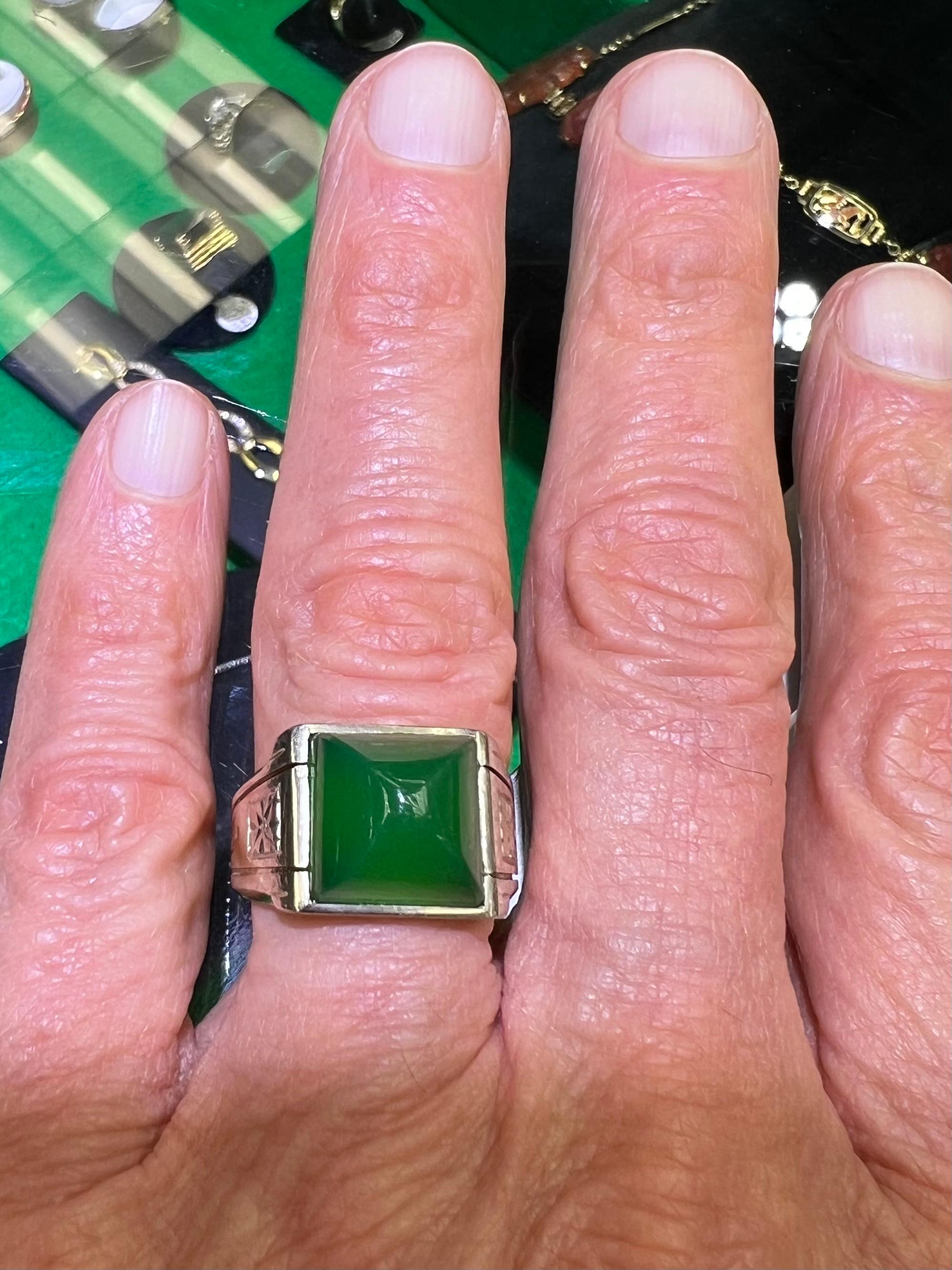 Art Deco Sugarloaf Green Onyx White Gold Ring Circa 1930 3