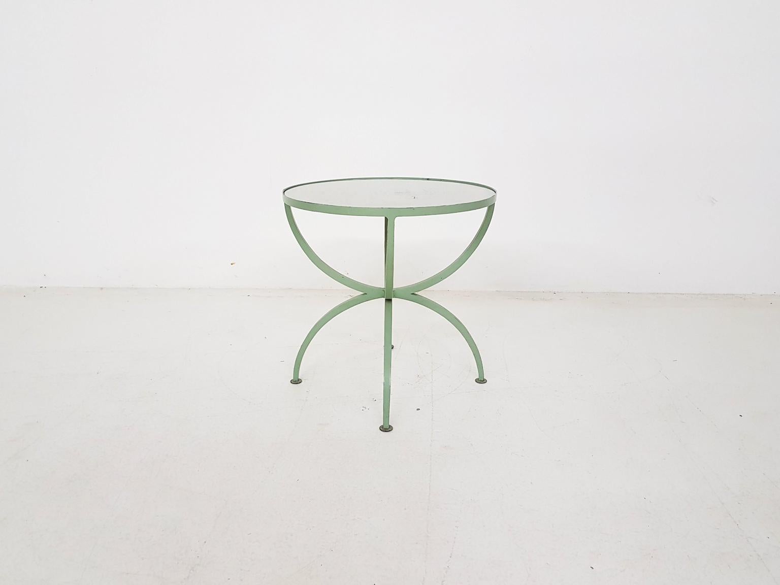 Very nice elegant French side table. Green metal frame with glass marble look pattern top and an extra glass on top.
Measures: Diameter 53.5 cm
Height 53 cm.