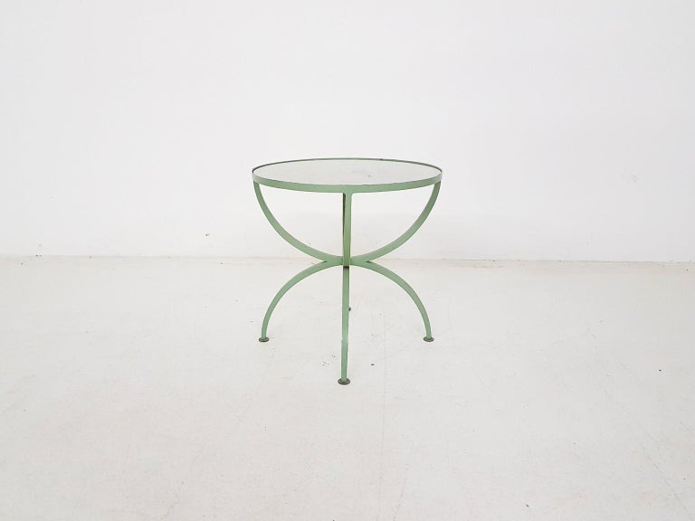 Very nice elegant French side table. Green metal frame with glass marble look pattern top and an extra glass on top.
Measures: Diameter 53.5 cm
Height 53 cm.