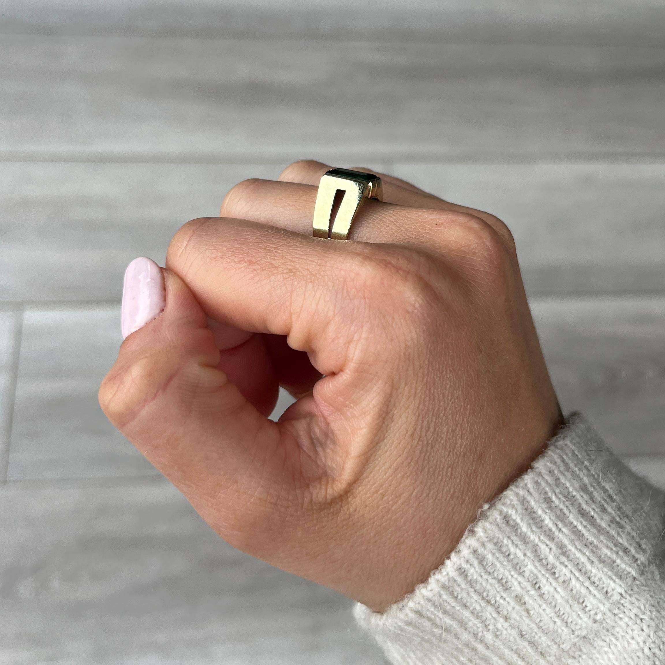 La tormalina verde intenso è splendida e incastonata semplicemente in alto in questo anello in oro 14 carati. 

Misura dell'anello: L 1/2 o 6
Altezza dal dito: 5 mm
Dimensioni della pietra: 10x5 mm

Peso: 3.6 g

