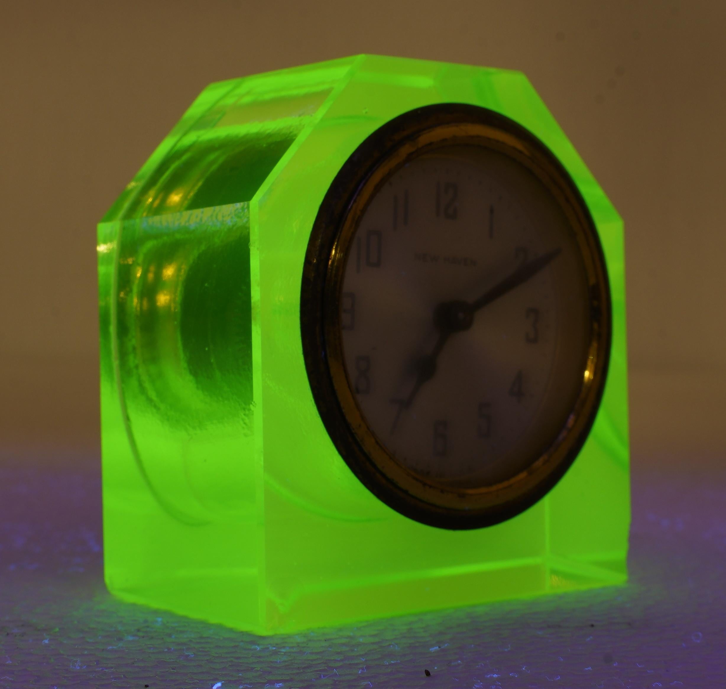 Art Deco Green Uranium Glass Table Clock For Sale 4