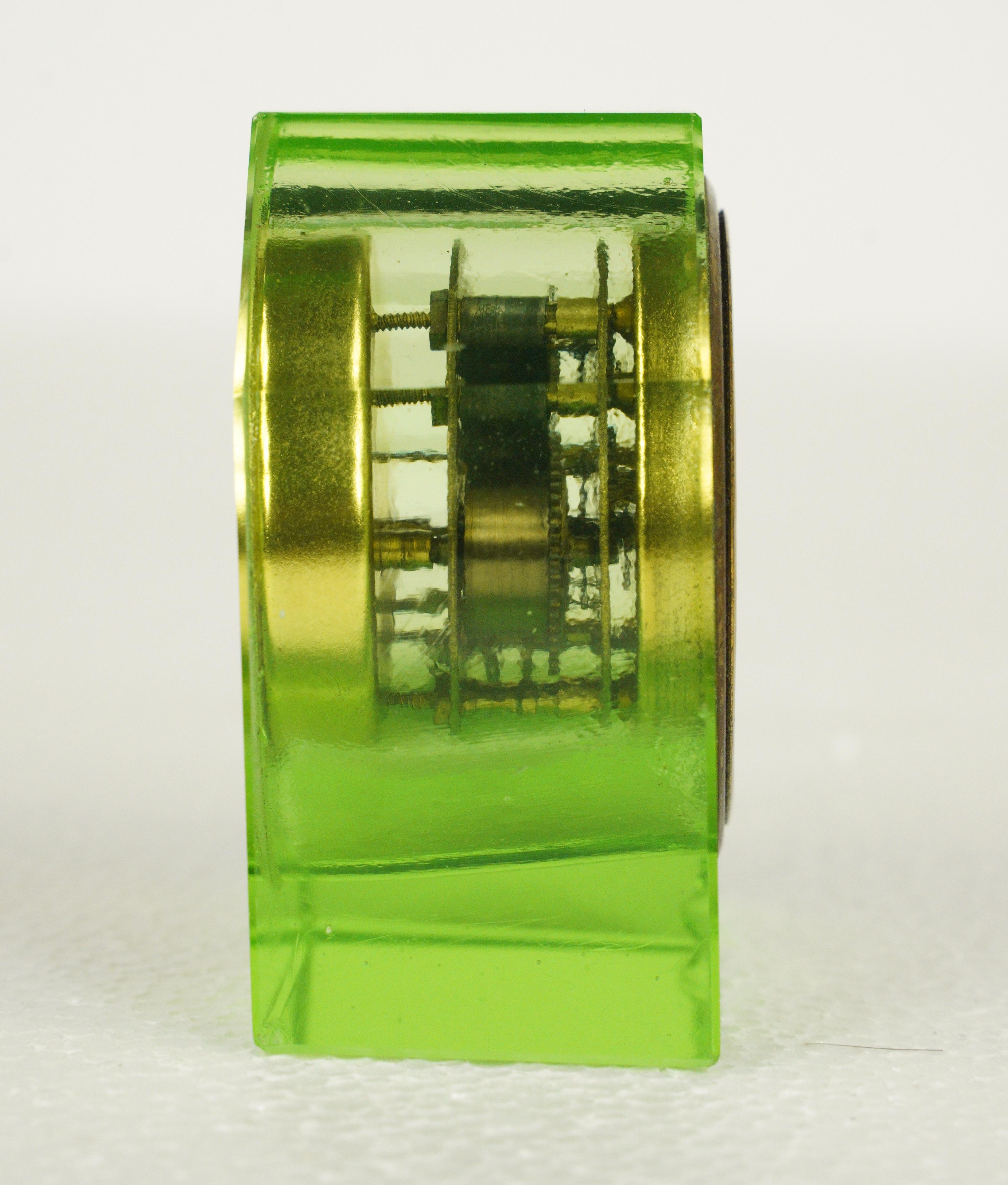 Tischuhr aus grünem Uraniumglas im Art déco-Stil (amerikanisch) im Angebot