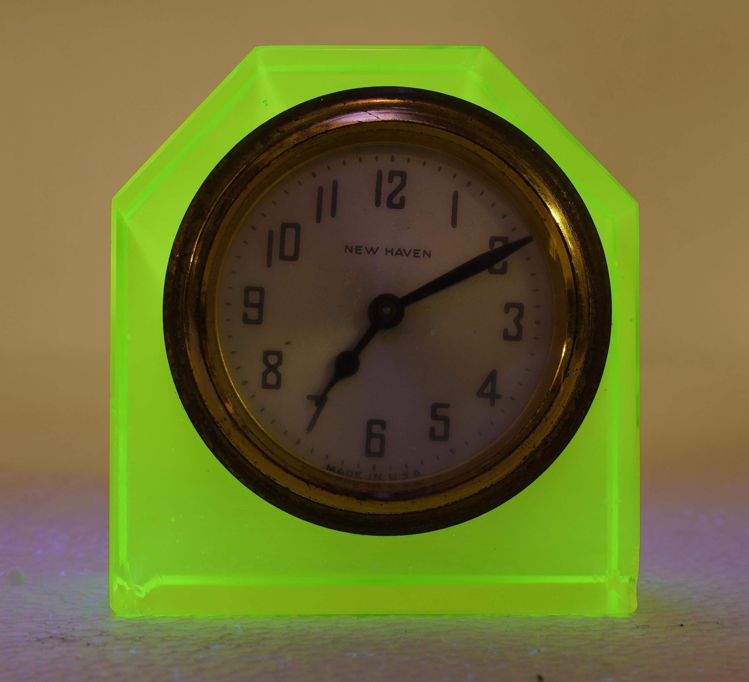 Art Deco Green Uranium Glass Table Clock For Sale 3