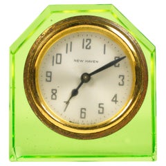 Horloge de table Art Déco en verre uranium vert