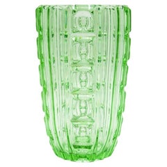 Vase en verre uranium vert Art Déco S. Reich CMS Krasno, Tchécoslovaquie, années 1930
