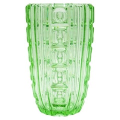 Vase en verre uranium vert Art Déco, S. Reich CMS Krasno, Tchécoslovaquie, années 1930