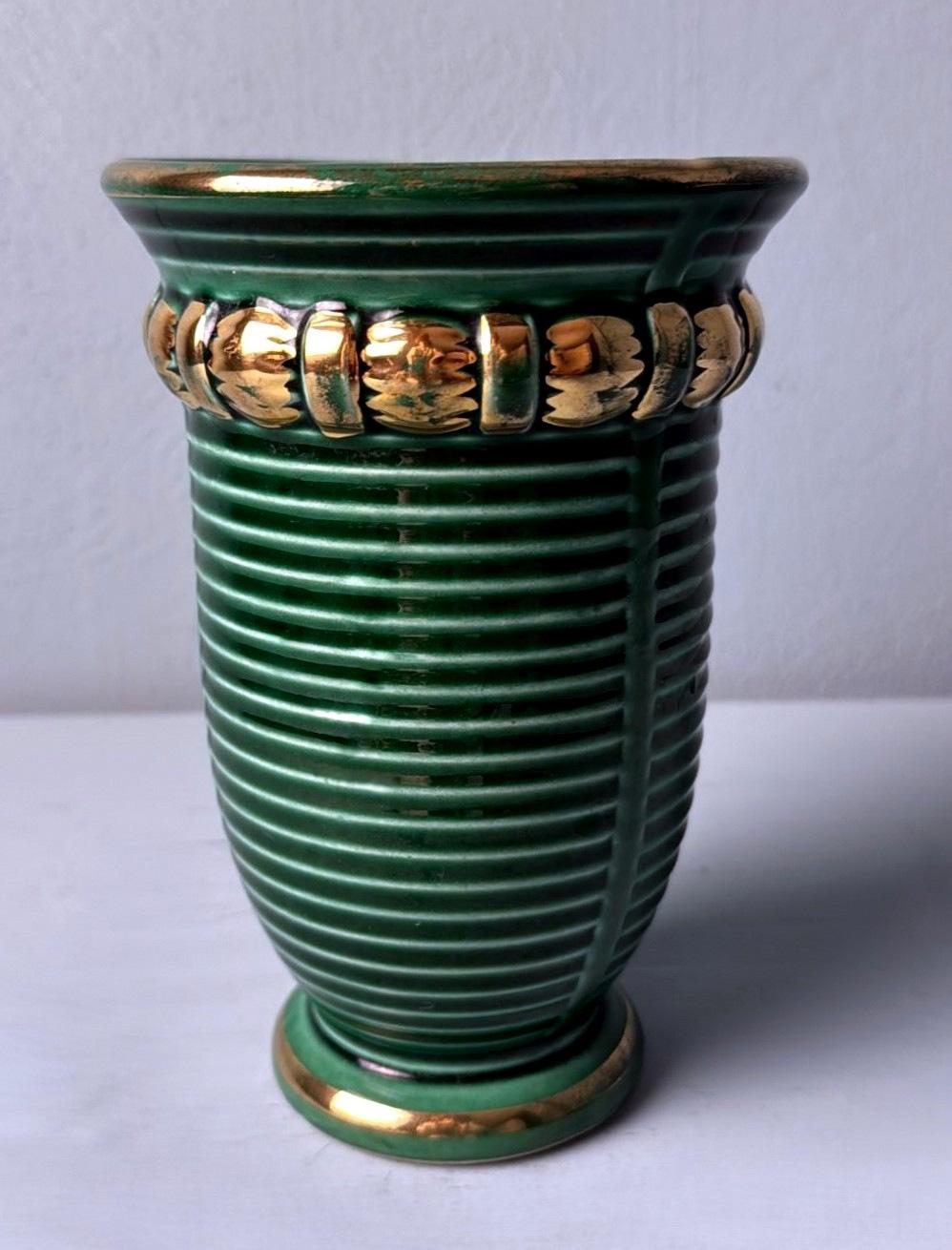 Ti invitiamo a leggere attentamente l'intera descrizione, poiché ci impegniamo a fornire informazioni tecniche e storiche dettagliate per garantire l'autenticità dei nostri articoli.
Si tratta di un piccolo vaso in ceramica smaltata verde, ornato da
