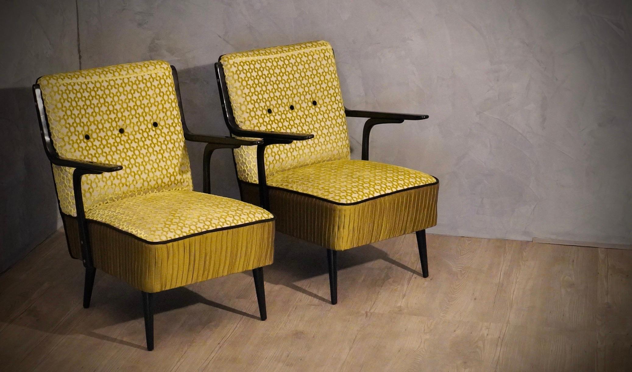 Paar sehr sauber und architektonisch in seinem Design Sessel. Unser Polstermöbelatelier hat den Sessel sorgfältig restauriert und eine Kombination von Stoffen ausgewählt, um die Schönheit des Sessels zu unterstreichen.

Sitz und Rückenlehne sind mit