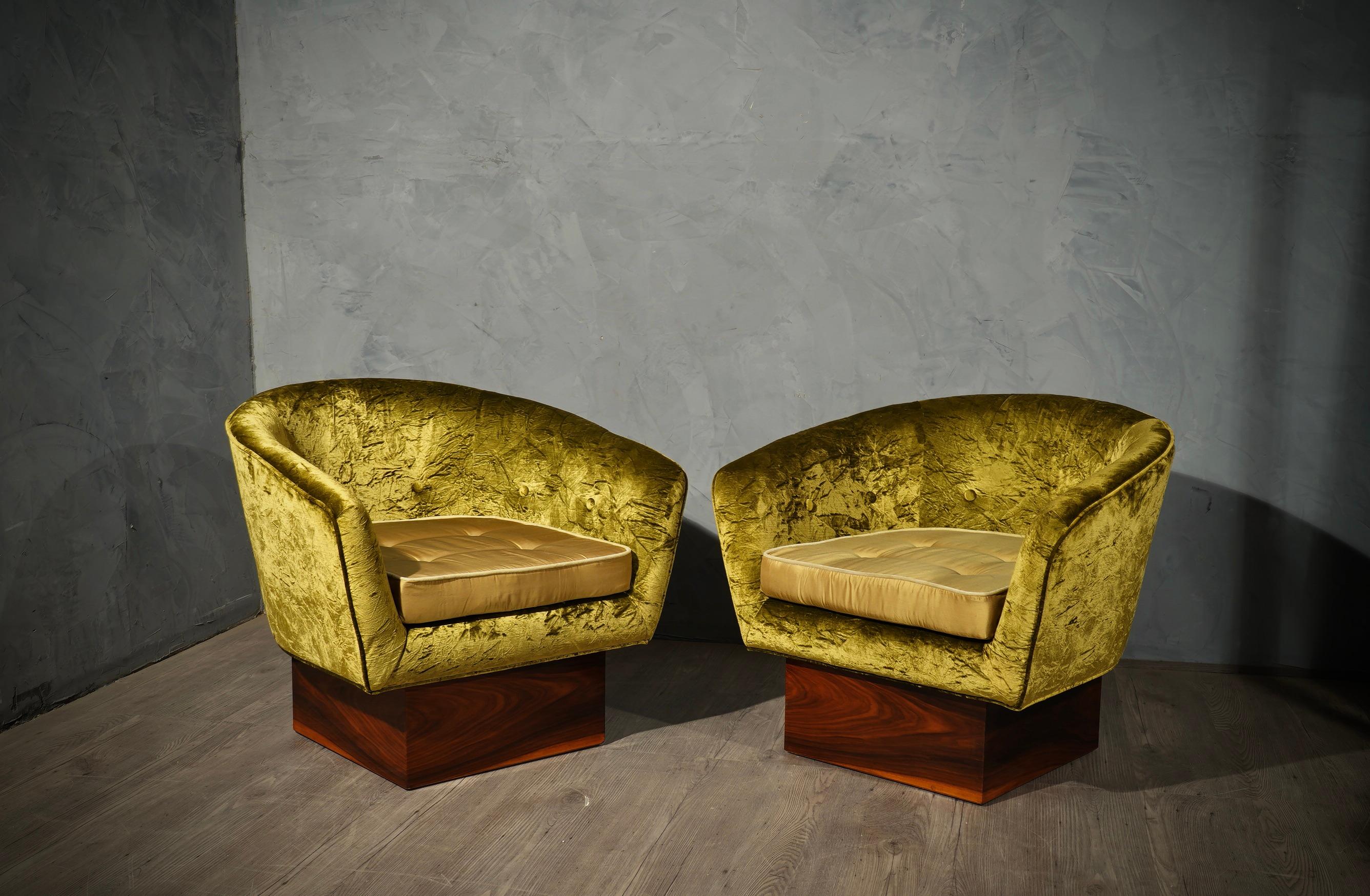 Art Deco Green Velvet and Walnut Wood Basis Italian Armchairs, 1940 In Good Condition For Sale In Rome, IT