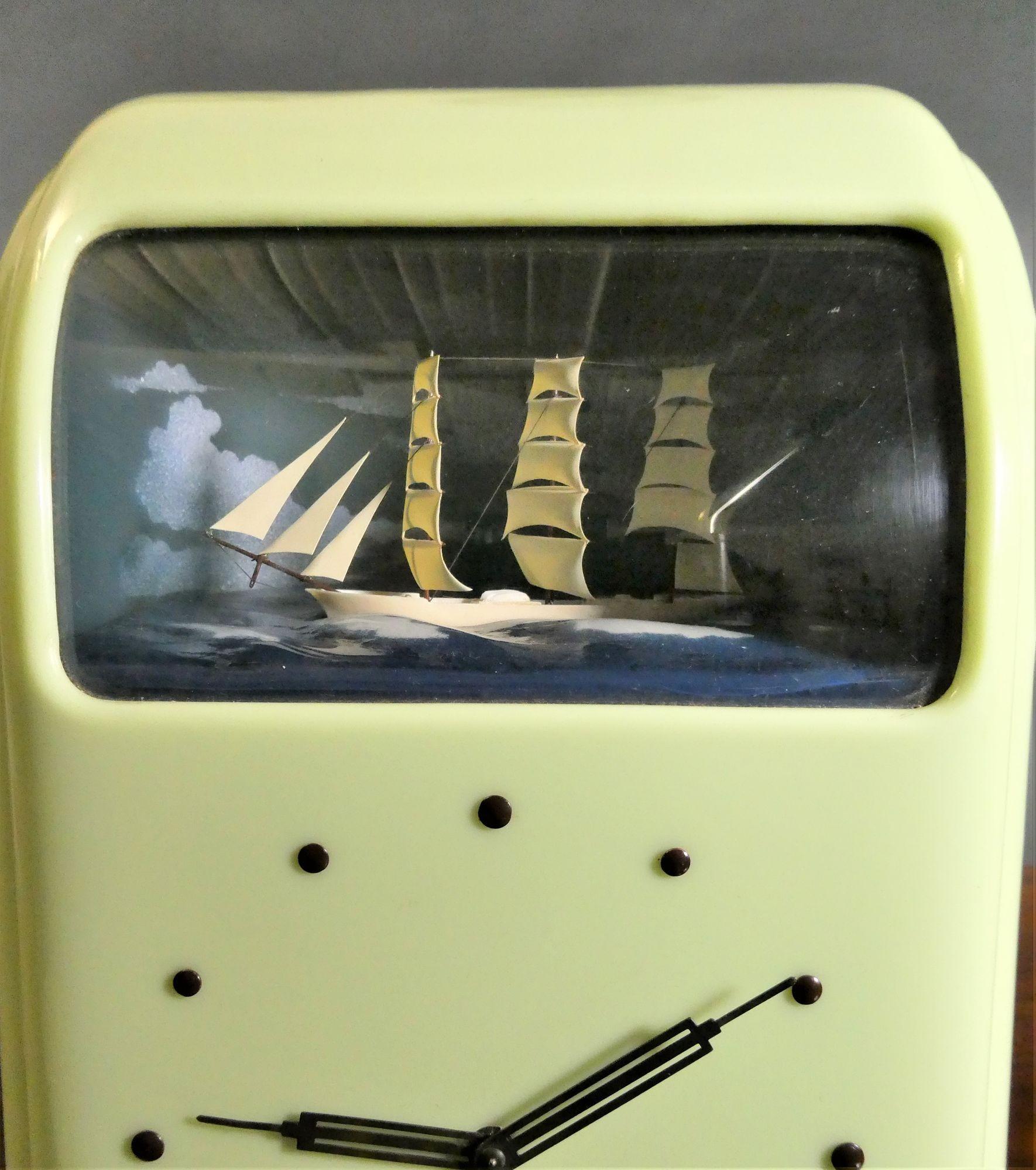 Art Deco Green Vitascope Electric Clock In Good Condition For Sale In Norwich, GB