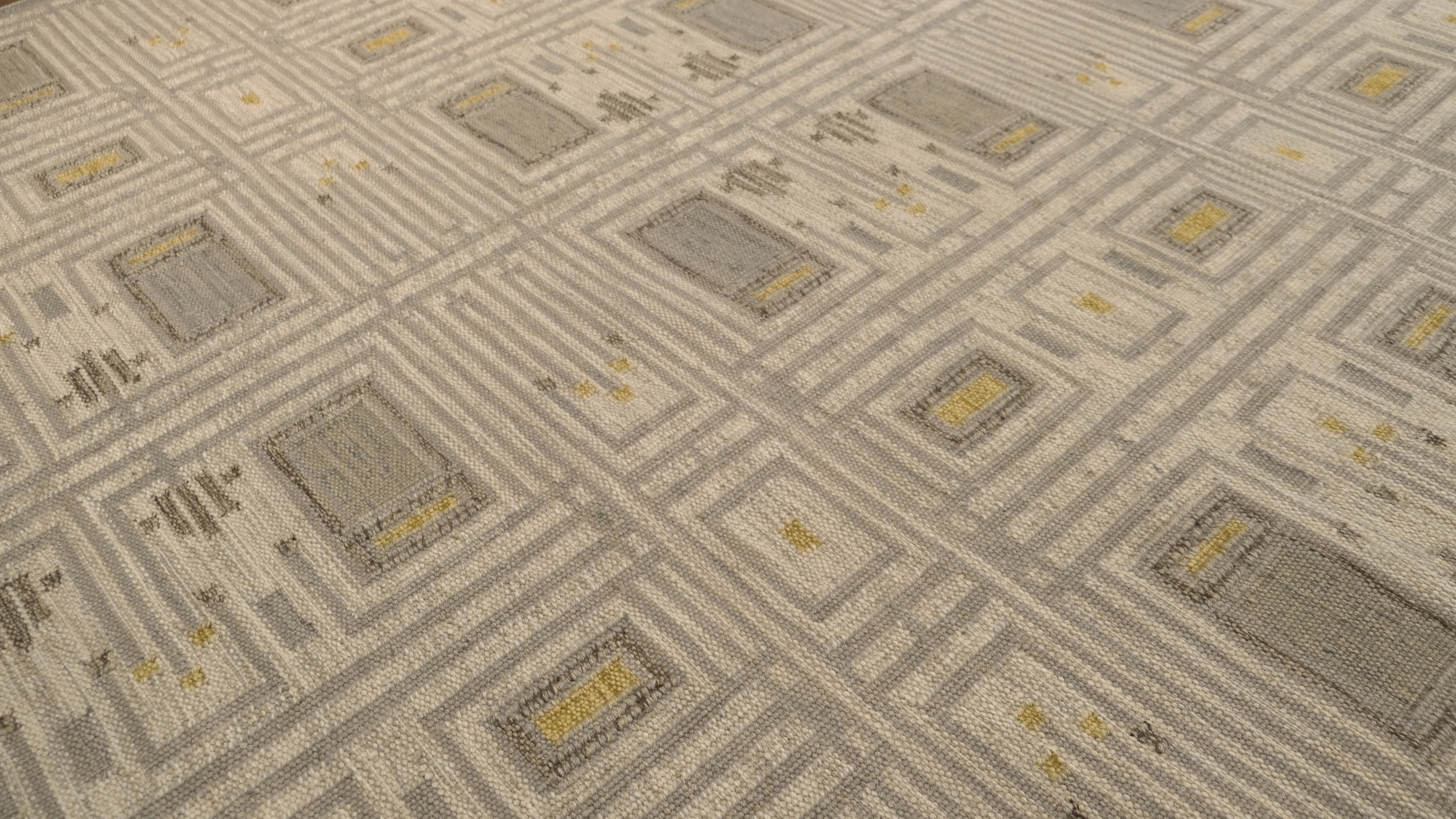 Asiatico Tappeto Art Deco in lana grigio, avorio e giallo a tessitura piatta 9'2''x11'9'' in vendita
