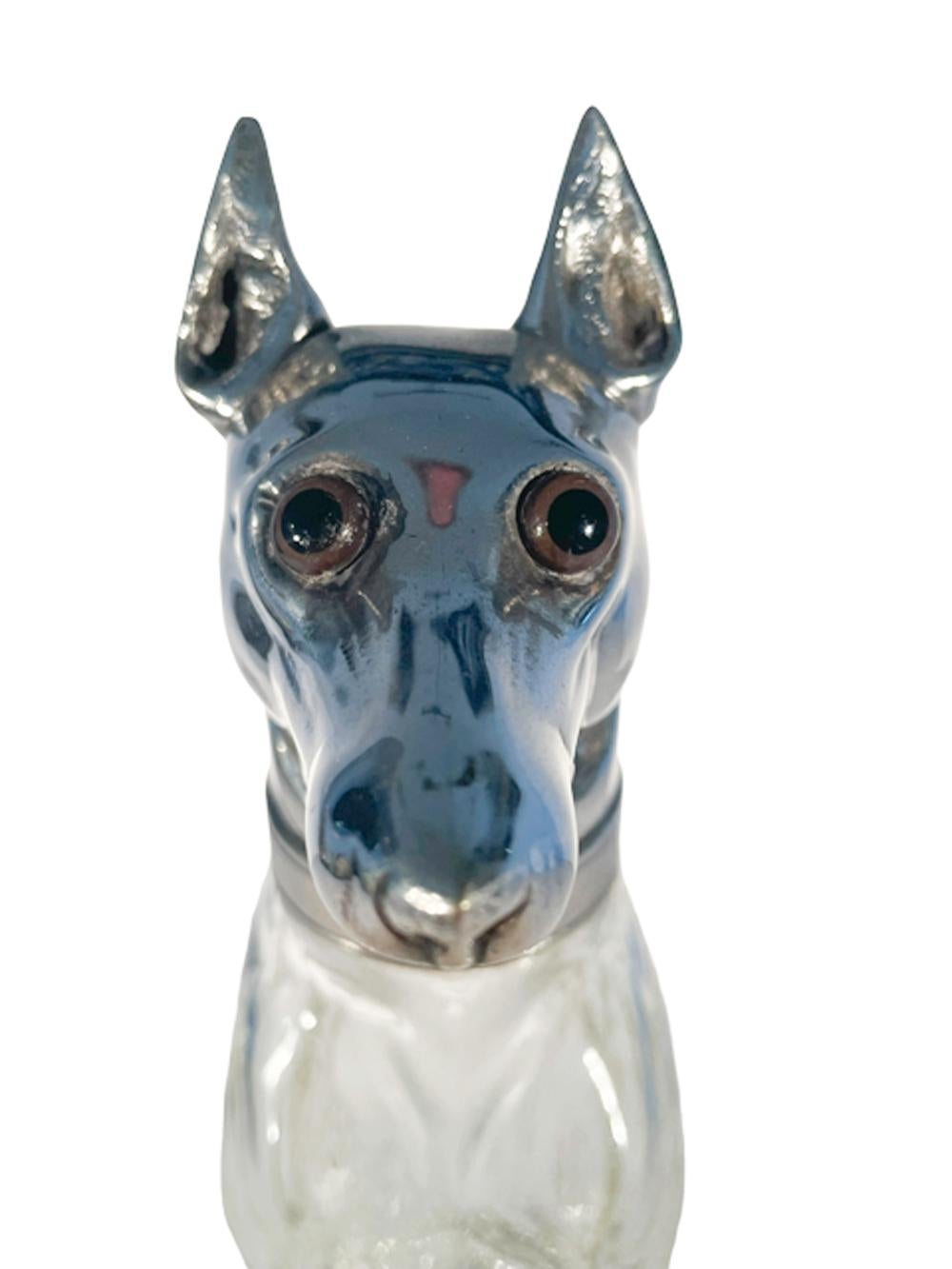 Carafe Art Déco lévrier ou marionnette en verre avec tête en métal argenté et yeux en verre en vente 1