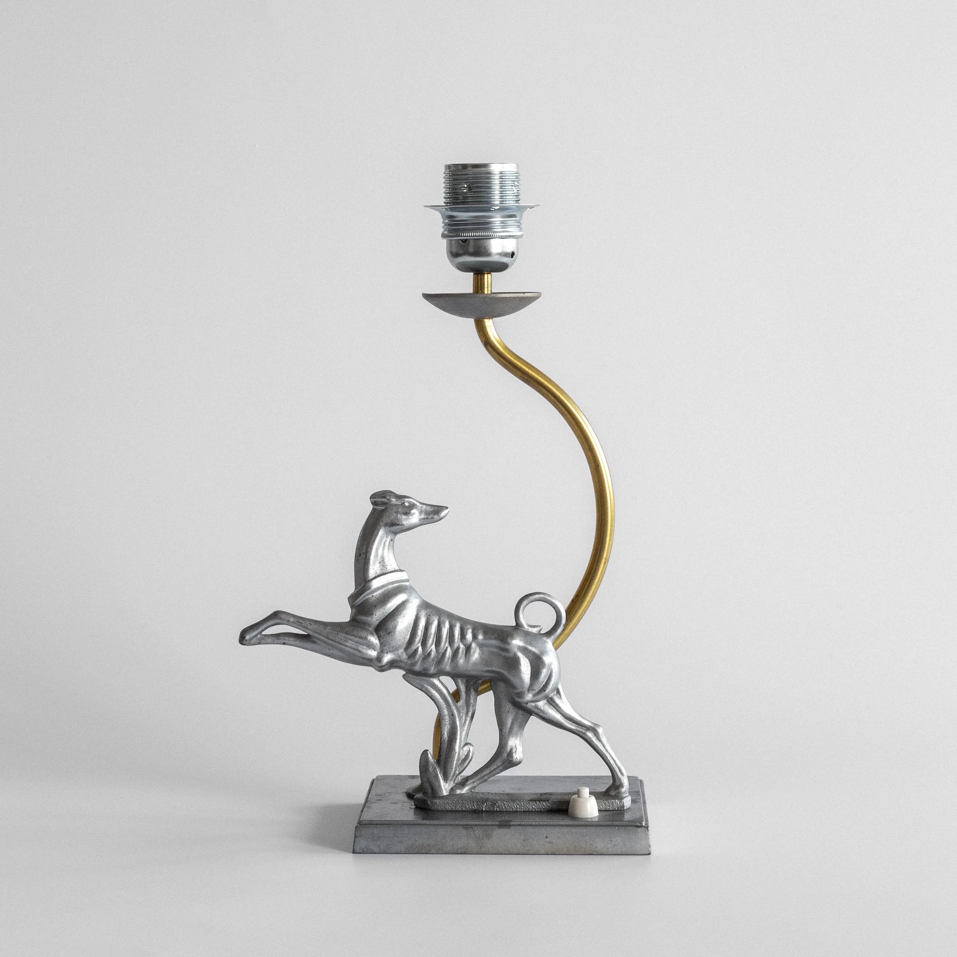 Metà XX secolo Lampada da tavolo Art Deco Greyhound di Stjärnmetall, metallo e ottone, Svezia, anni '30 in vendita