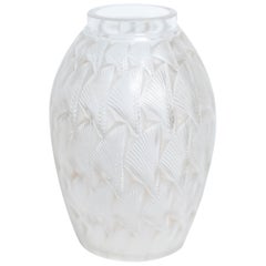 Vase „Grignon“ aus Milchglas von Ren Lalique, Art déco