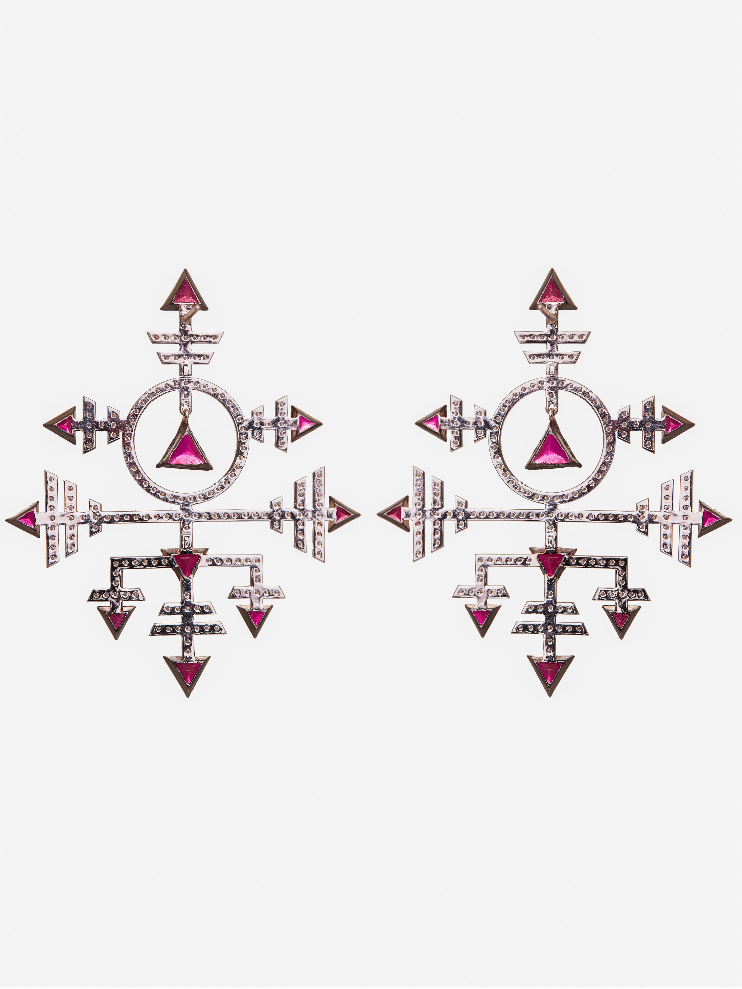 Ispirati all'eleganza geometrica dell'iconica architettura Art Deco di Bombay, questi orecchini di successo fondono tradizione e design moderno. Realizzati in oro 18KT e impreziositi da diamanti naturali per un totale di 4,48 carati, brillano di una