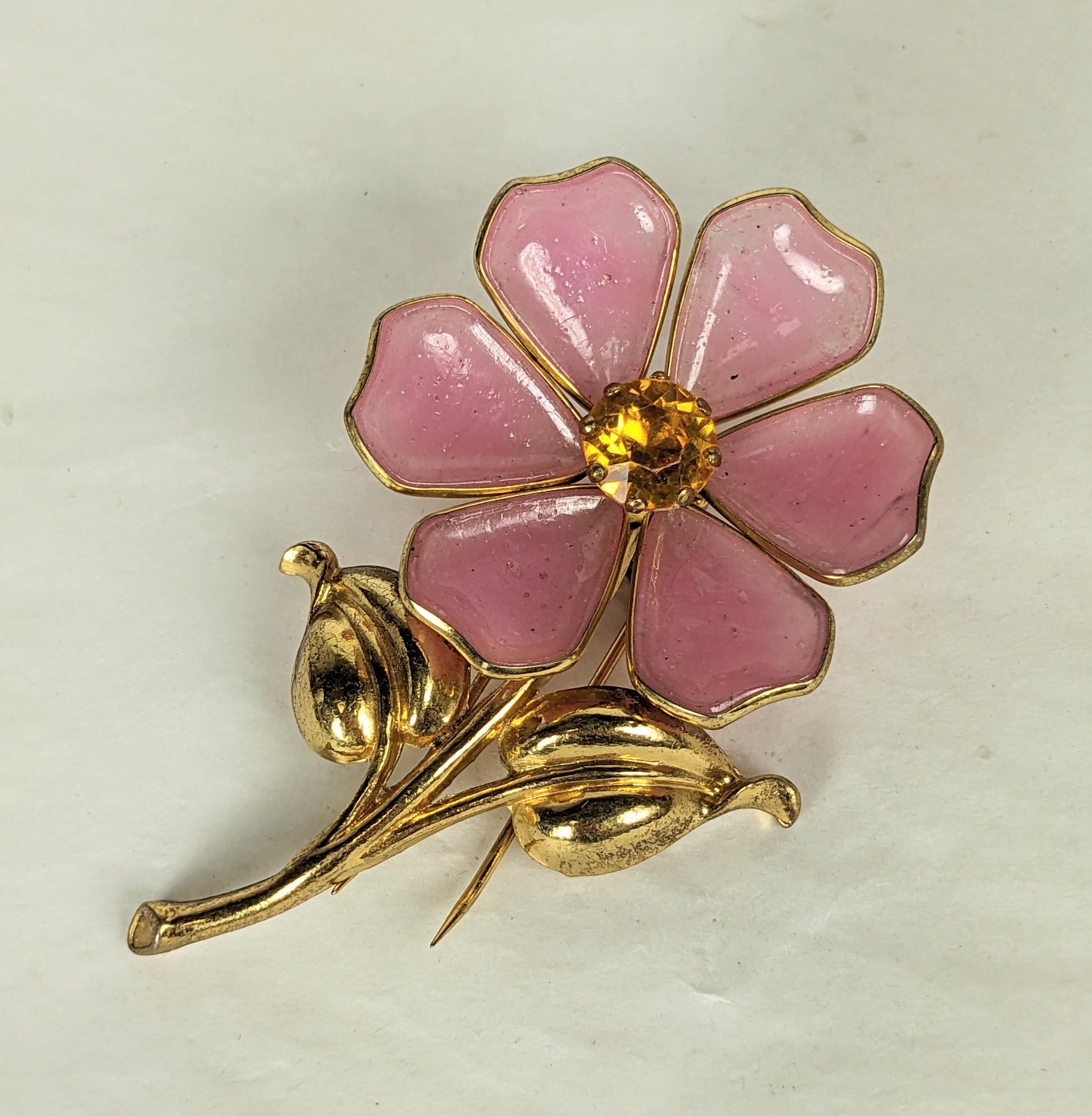 Impressionnante agrafe à fleur rose de style Art déco Gripoix des années 1930. Les pétales de verre rose pâle sont sertis en laiton avec un centre en cristal de topaze sur une base de feuilles dorées. Pièce des années 1930 conçue pour imiter un