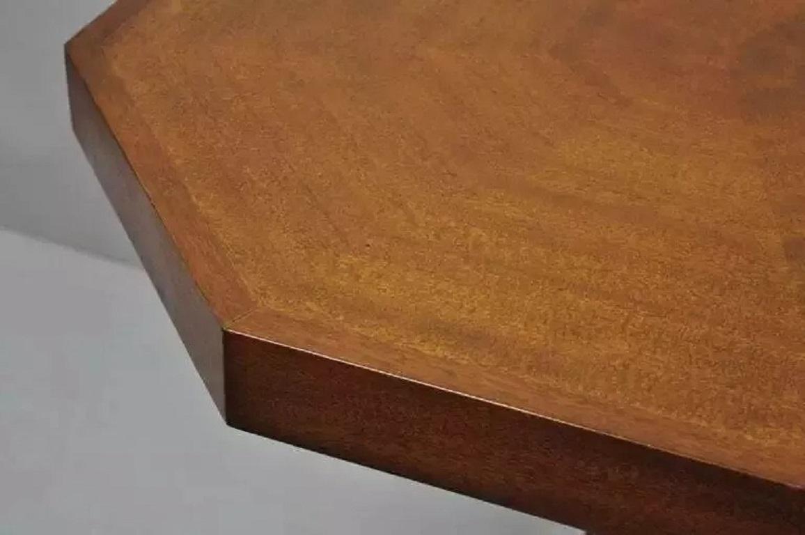 Art Deco Grosfeld House Stil Achteckige Mahagoni & Lucite Pedestal Beistelltische im Angebot 3