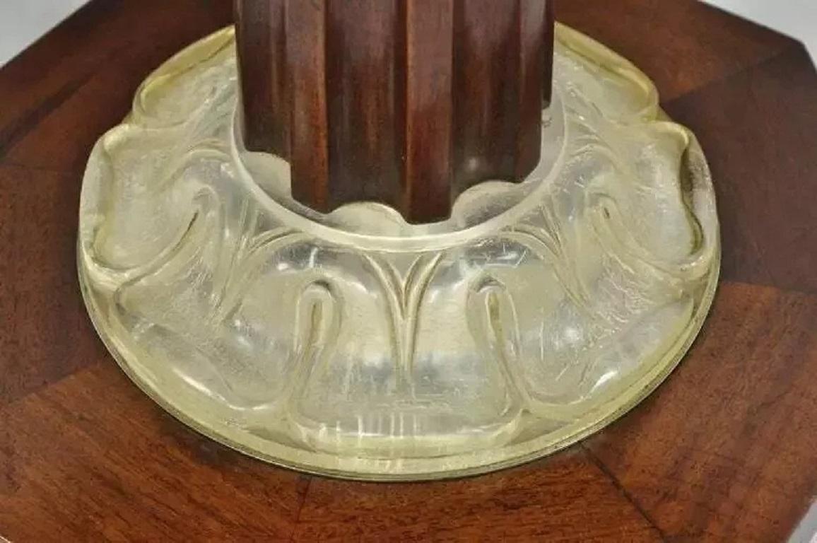 Art Deco Grosfeld House Stil Achteckige Mahagoni & Lucite Pedestal Beistelltische im Angebot 4