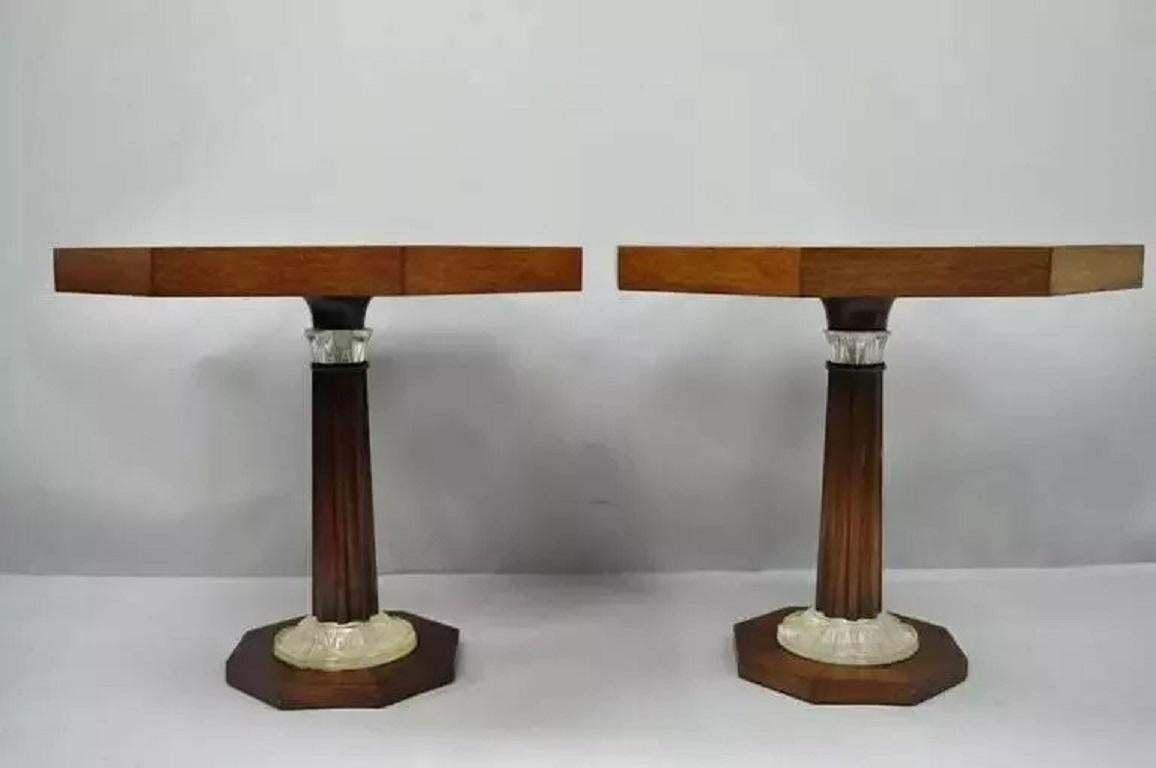 Art Deco Grosfeld House Style Octagonal Mahagoni & Lucite Pedestal Beistelltische. Artikel verfügt über eine Sonnenschliff Intarsien Mahagoni oben, geschnitzt Spalte Sockel mit Acryl Blatt Akzente zu den Säulen und Basis, schöne Holzmaserung,