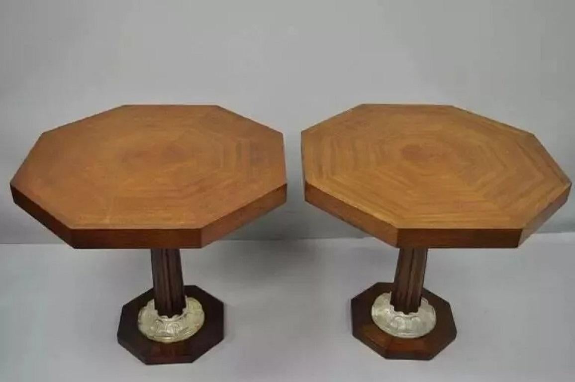 Art Deco Grosfeld House Stil Achteckige Mahagoni & Lucite Pedestal Beistelltische (Art déco) im Angebot