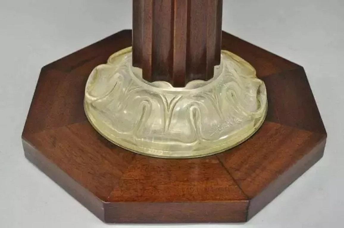 Art Deco Grosfeld House Stil Achteckige Mahagoni & Lucite Pedestal Beistelltische im Zustand „Gut“ im Angebot in Philadelphia, PA