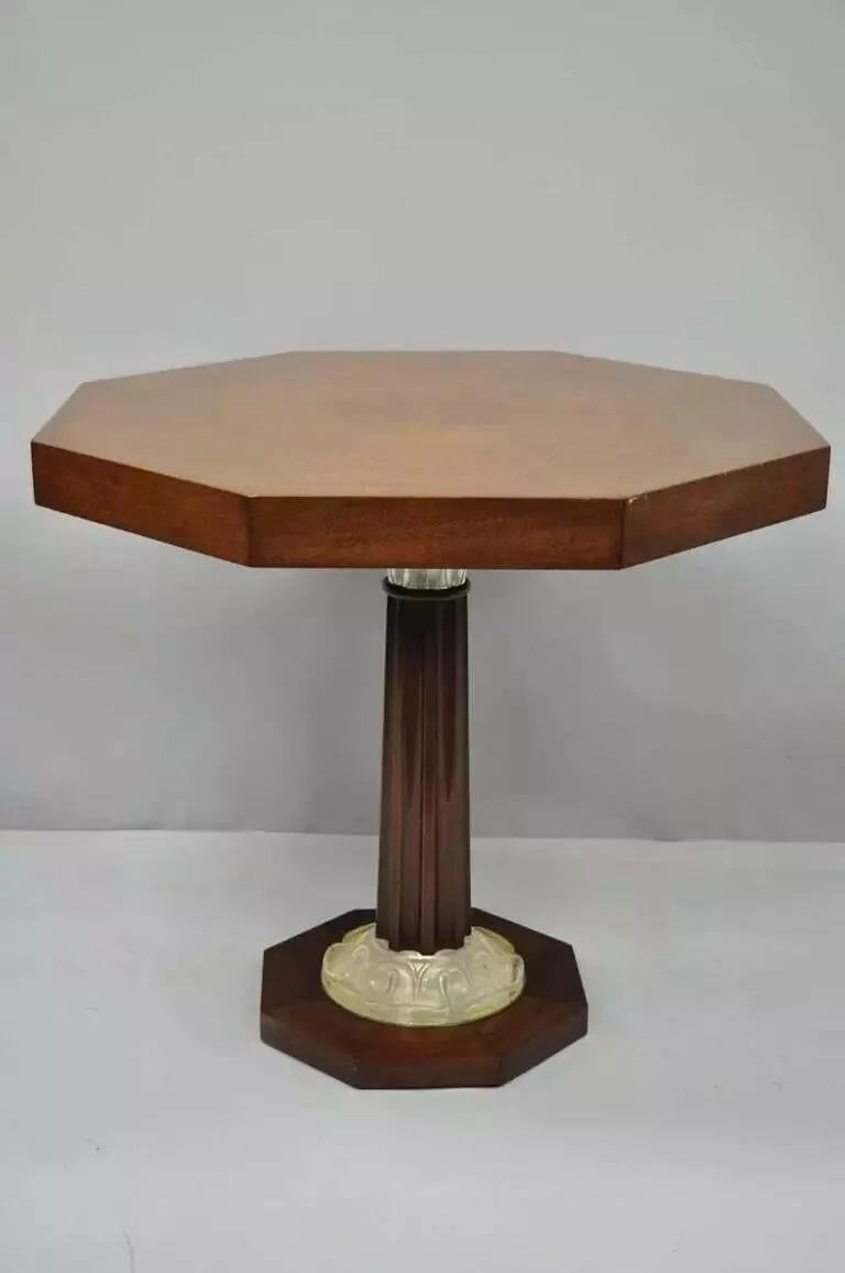 Art Deco Grosfeld House Stil Achteckige Mahagoni & Lucite Pedestal Beistelltische (20. Jahrhundert) im Angebot