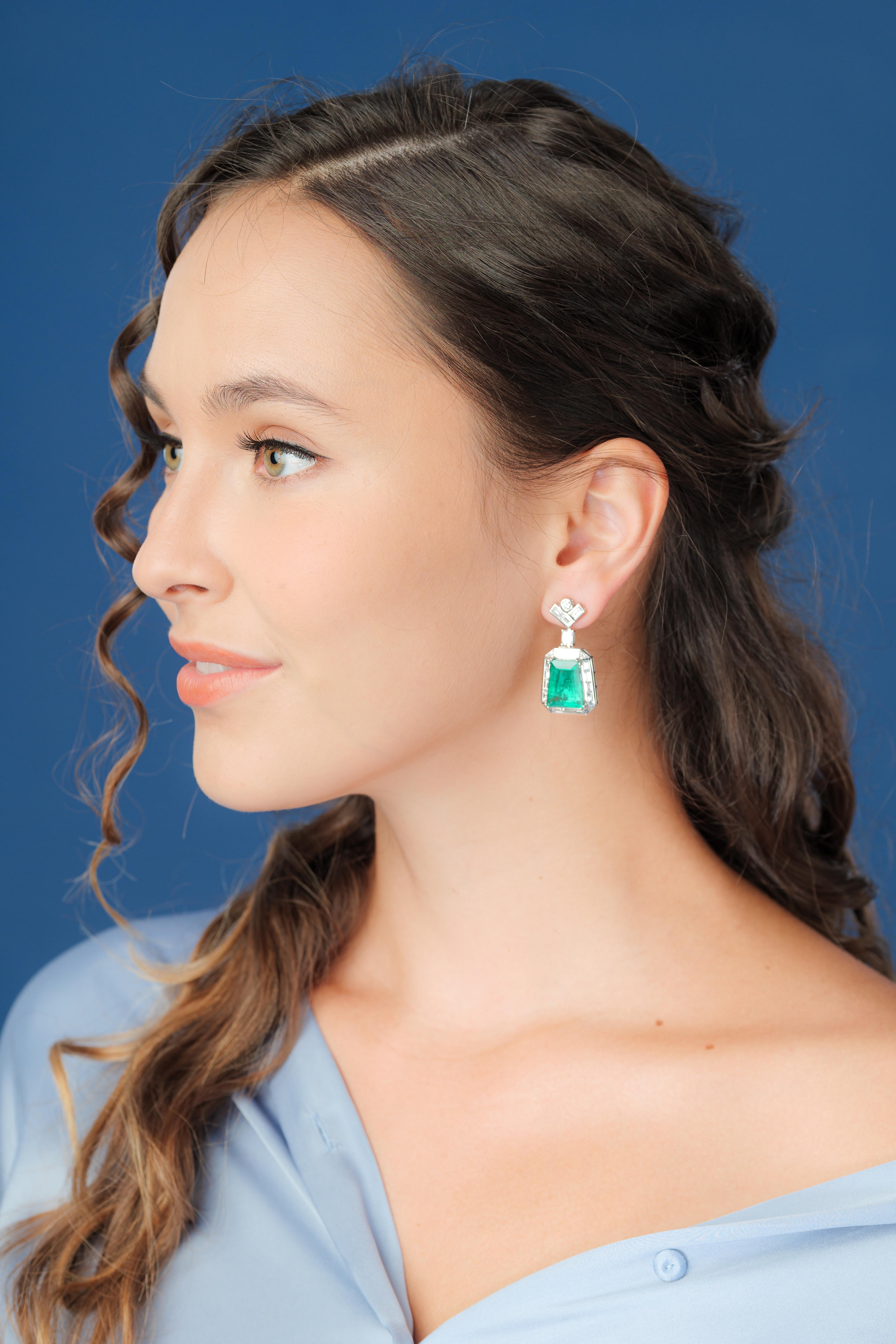 Unsere zeitlosen 'Princess'-Ohrringe sind mit einem geometrischen Art Deco-Rahmen versehen... Die einzigartige Art Deco-Geometrie dieses Ohrrings schafft einen strukturierten Rahmen, der die Aufmerksamkeit auf jeden einzelnen bezaubernden Smaragd