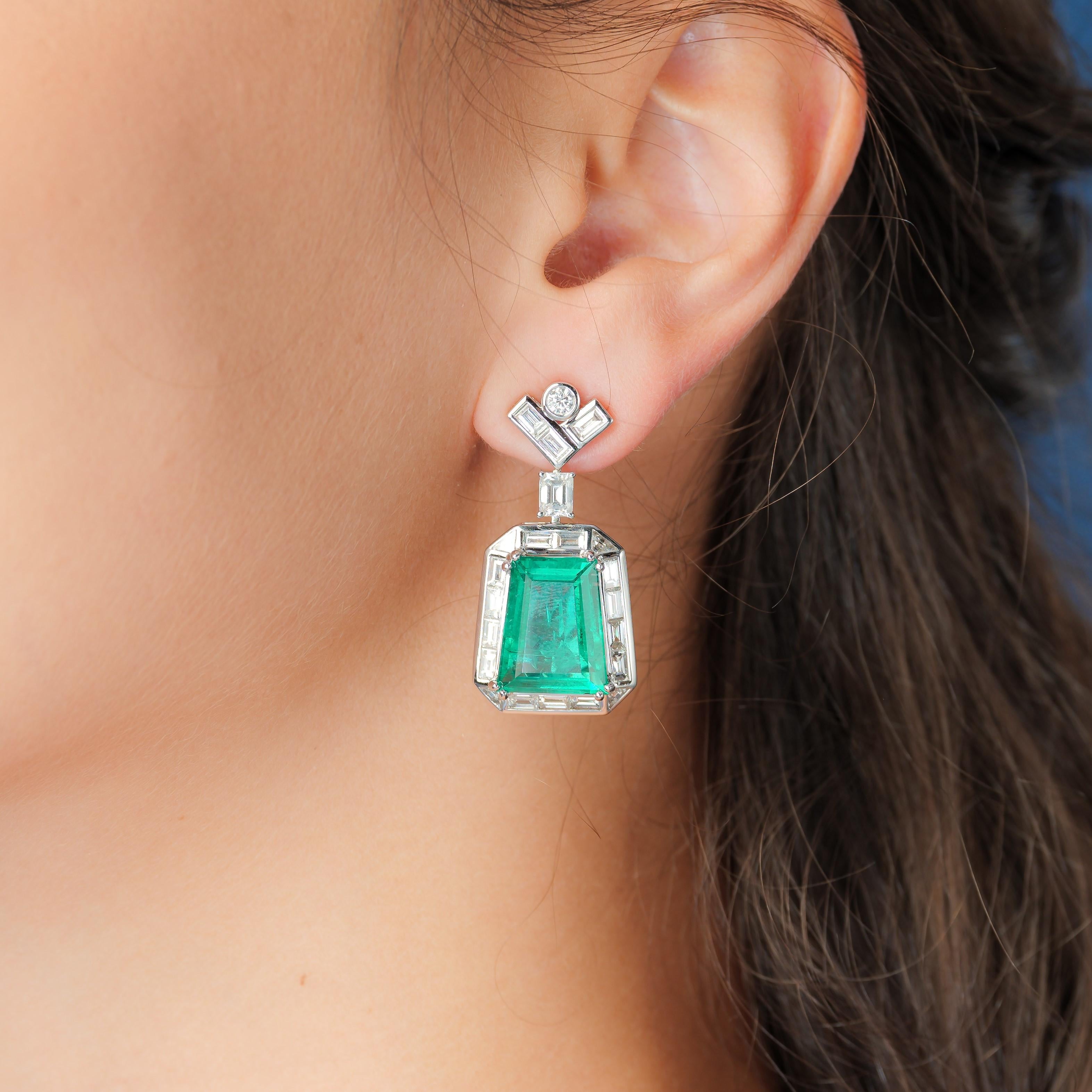Ohrringe im Art-déco-Stil mit GRS-zertifiziertem sambischem Smaragd, Diamant und 18 Karat Gold (Art déco) im Angebot