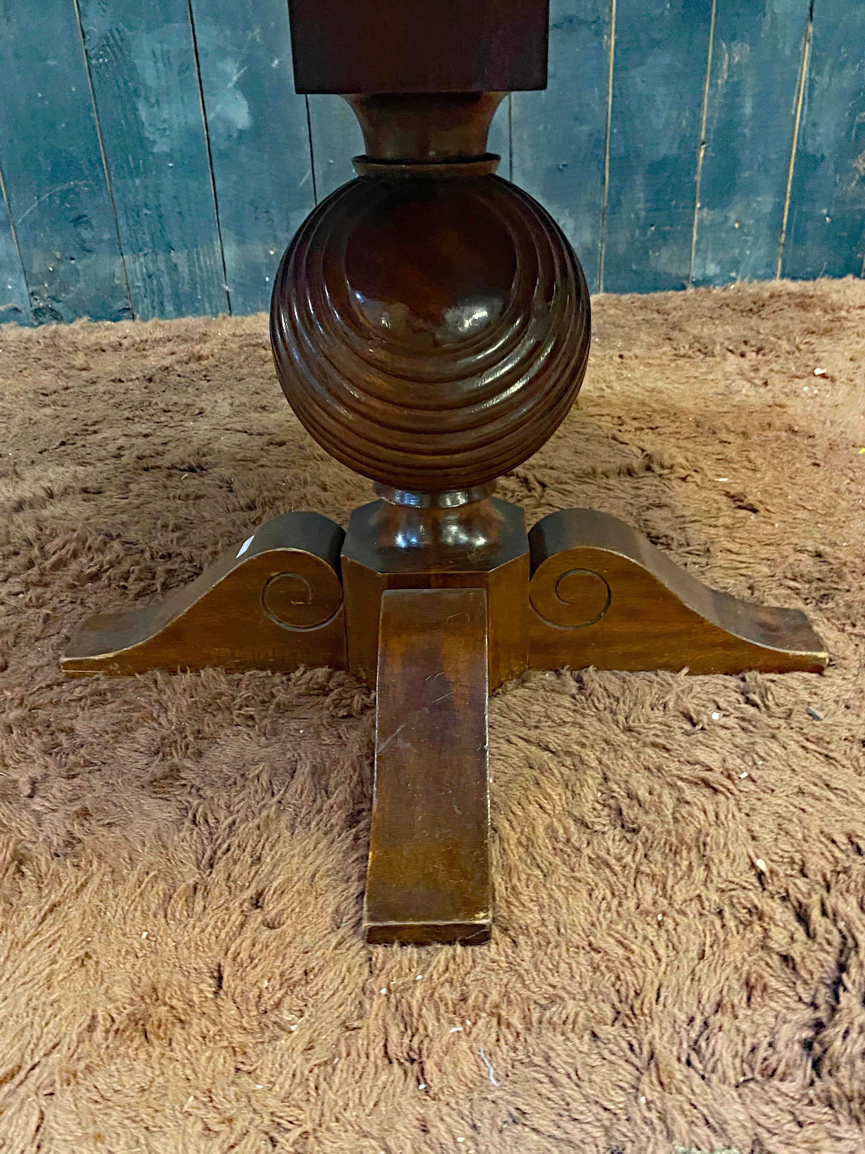 Art Deco gueridon circa 1940. varnish to be redone In Good Condition For Sale In Saint-Ouen, FR