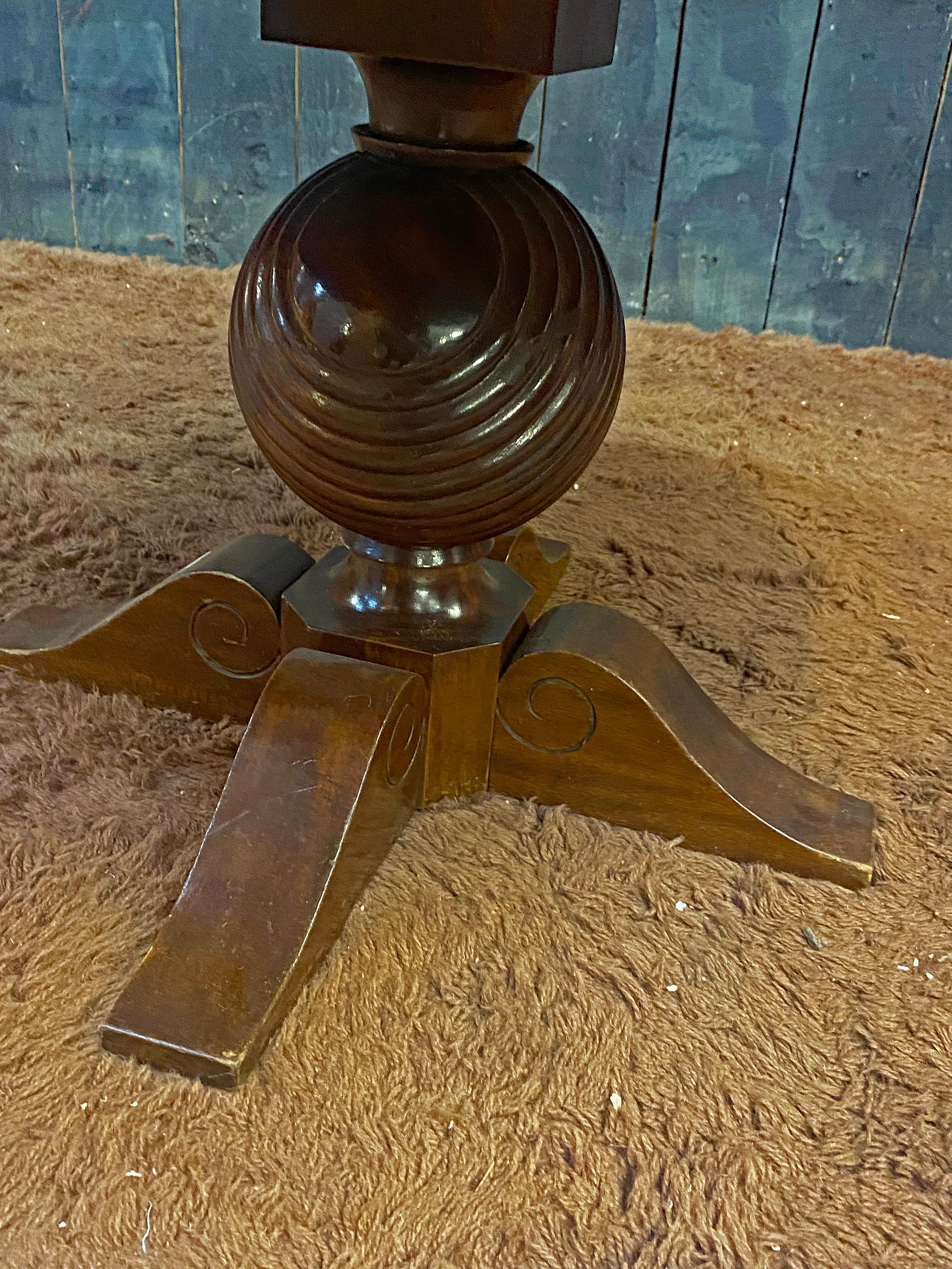 Art Deco gueridon circa 1940. varnish to be redone For Sale 3