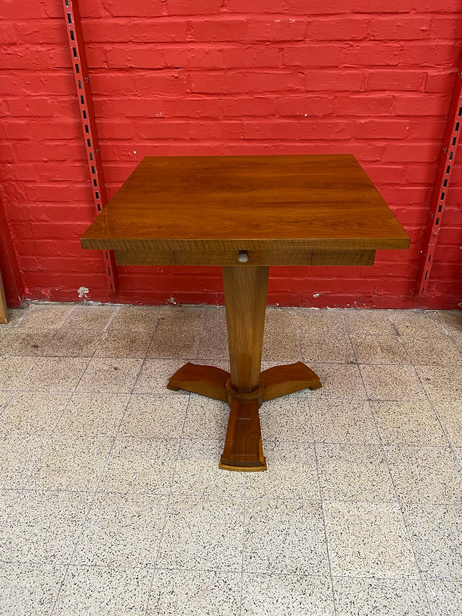 Mid-20th Century Art Deco Gueridon in Walnut in the Style of Jules Leleu, circa 1930 For Sale