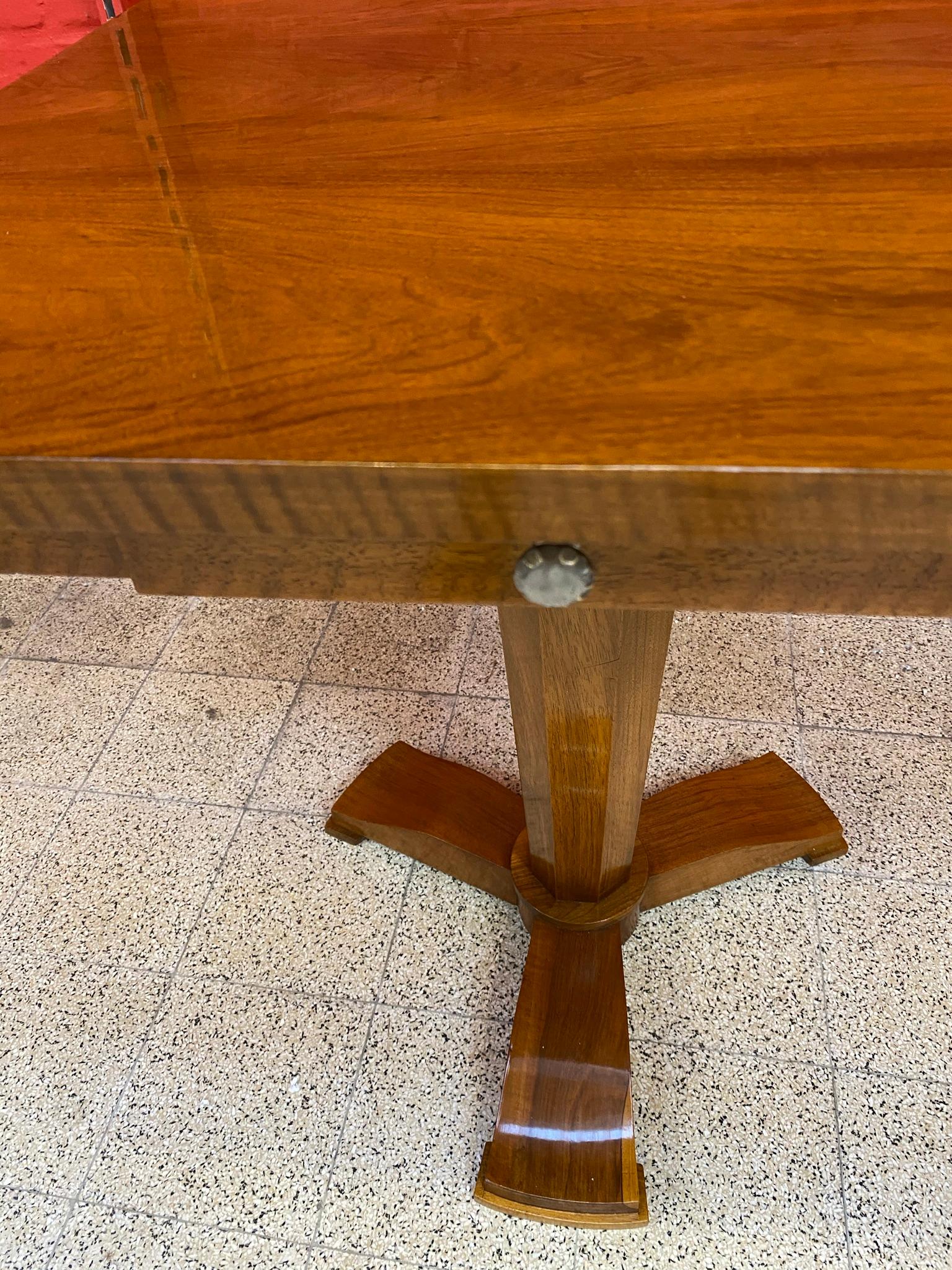 Art Deco Gueridon in Walnut in the Style of Jules Leleu, circa 1930 For Sale 3