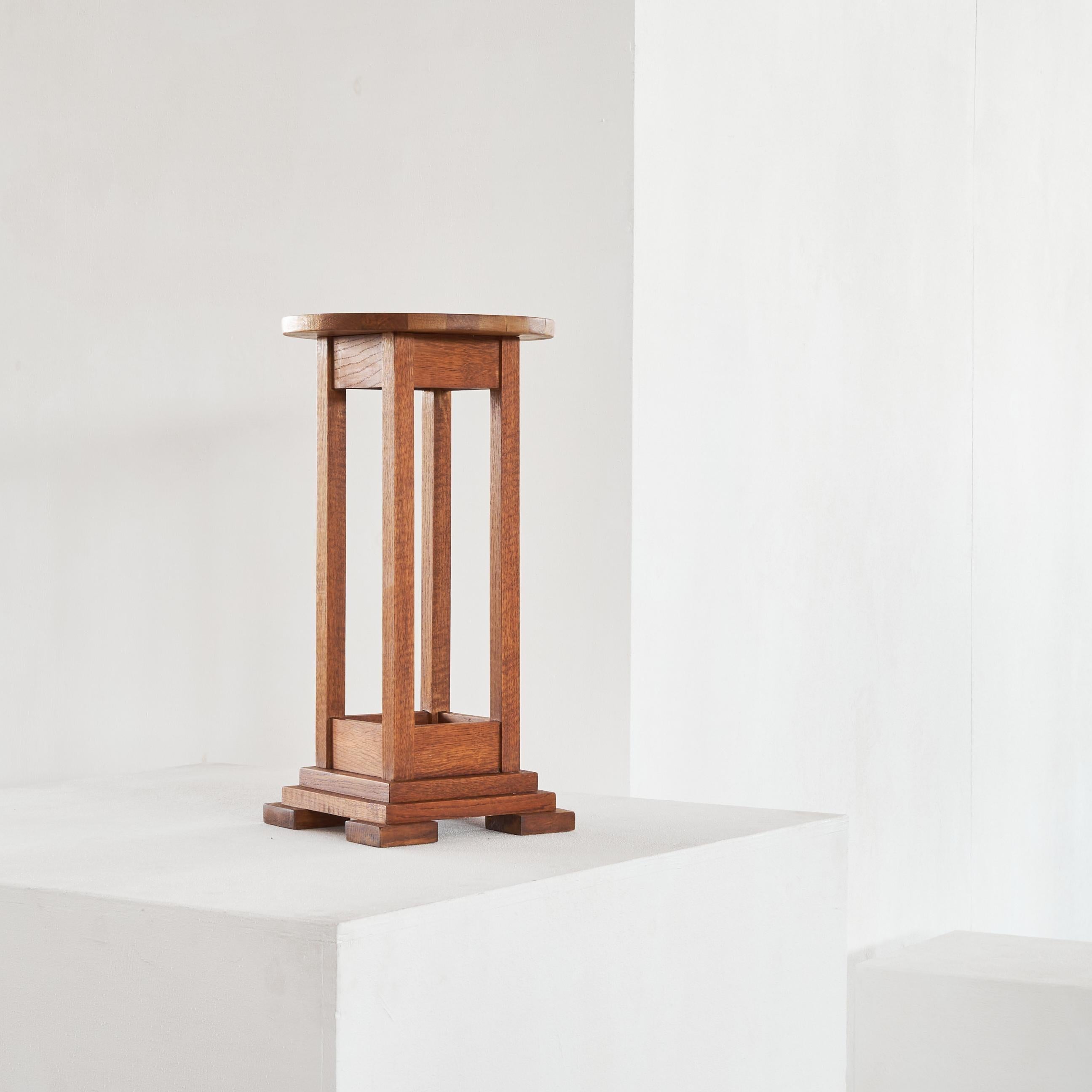 Guéridon ou guéridon Art Déco, Europe, années 1950.

Il s'agit d'un guéridon de style art déco en bois massif et plaqué. Probablement français ou belge, années 1950. De superbes détails art déco, comme la base en gradins. Magnifique plateau en bois