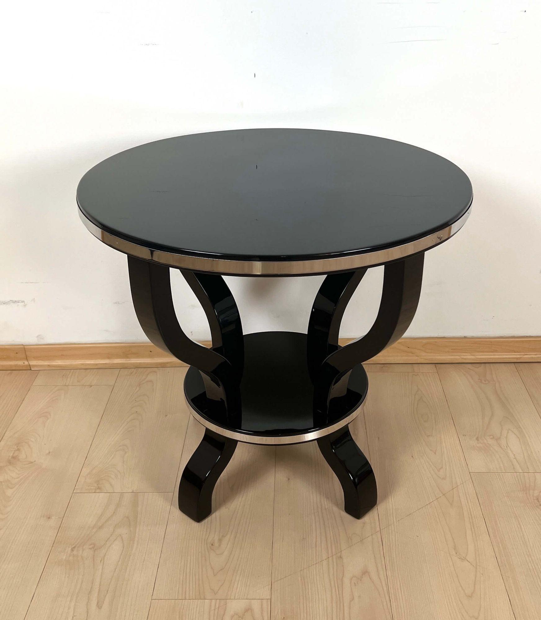 Lacquered Art Deco Gueridon or Round Side Table, Black Lacquer, Metal, France circa 193