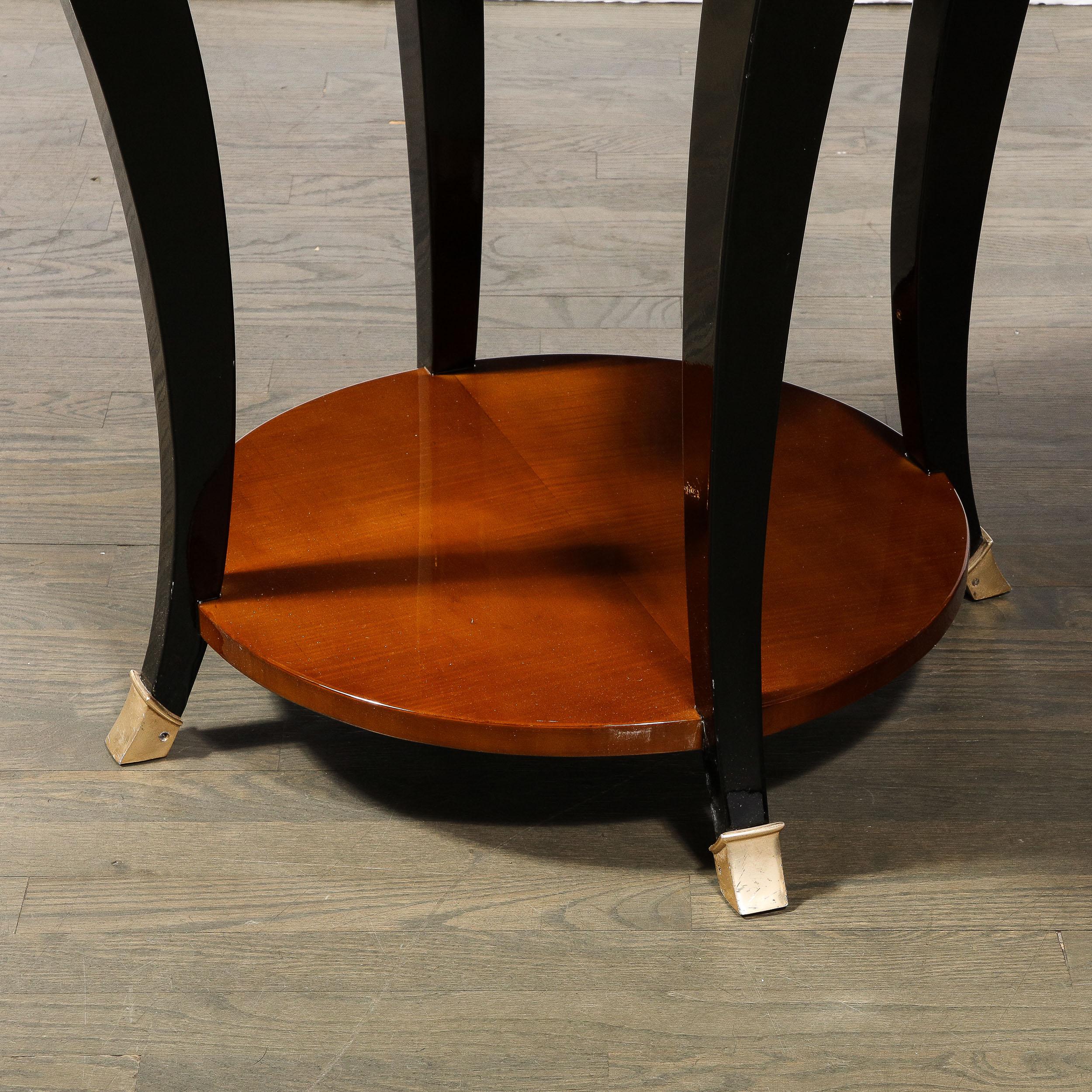 Art-Déco-Gueridon-Tisch aus Nussbaumholz mit ebonisierten Beinen und Messingbügeln (Art déco) im Angebot
