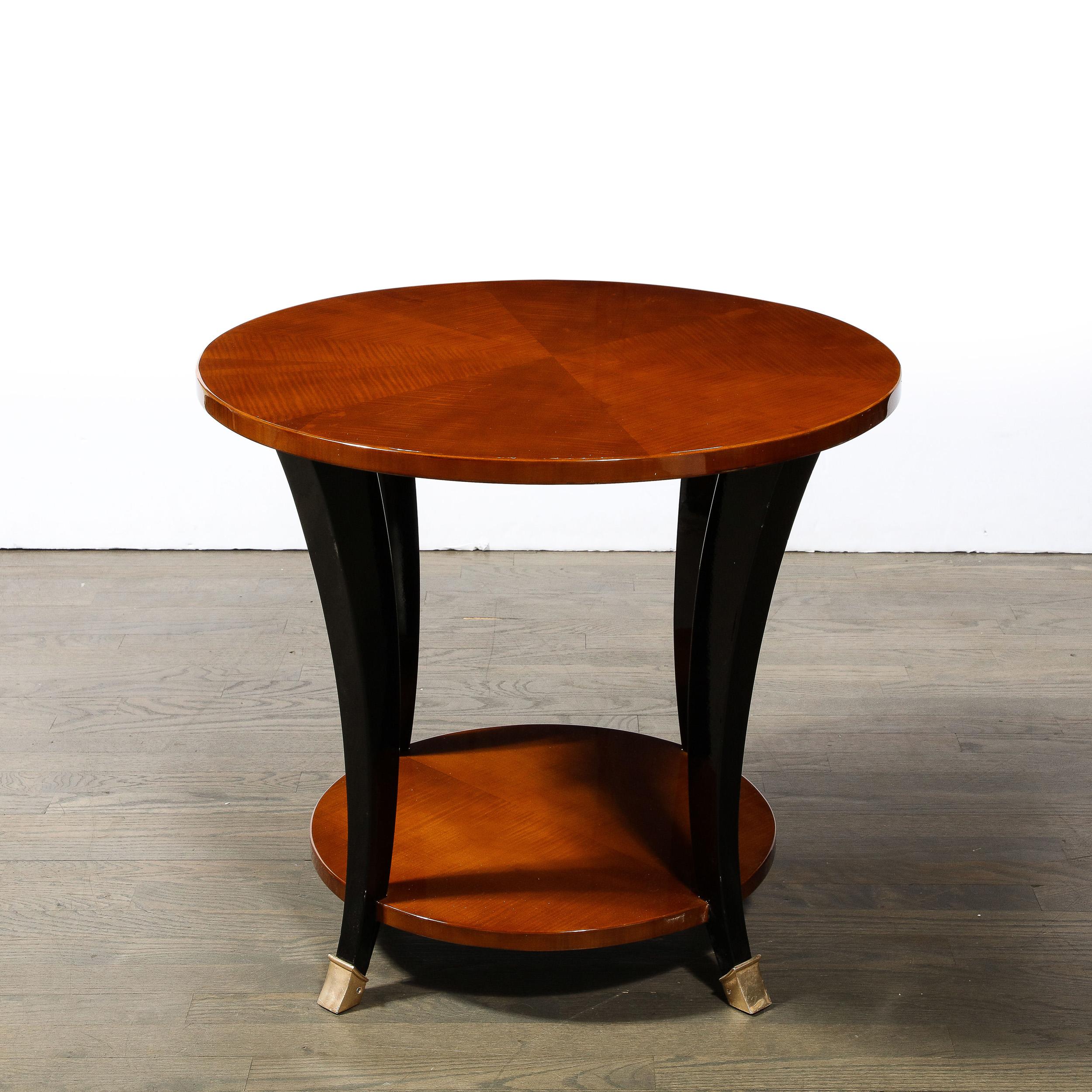 Art-Déco-Gueridon-Tisch aus Nussbaumholz mit ebonisierten Beinen und Messingbügeln im Zustand „Hervorragend“ im Angebot in New York, NY