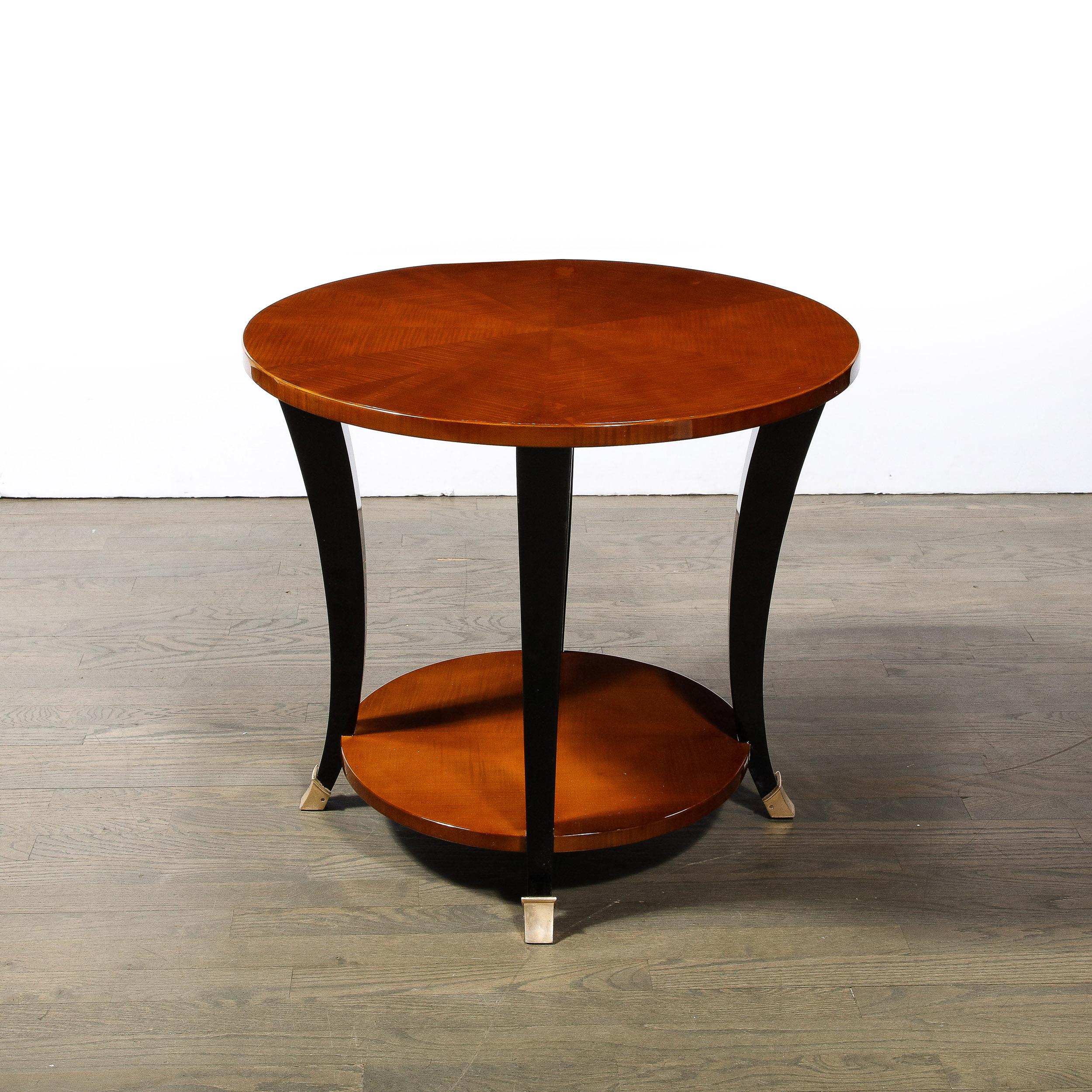 Laiton Table Guéridon Art Déco en noyer chiné avec pieds ébonisés et sabots en laiton en vente