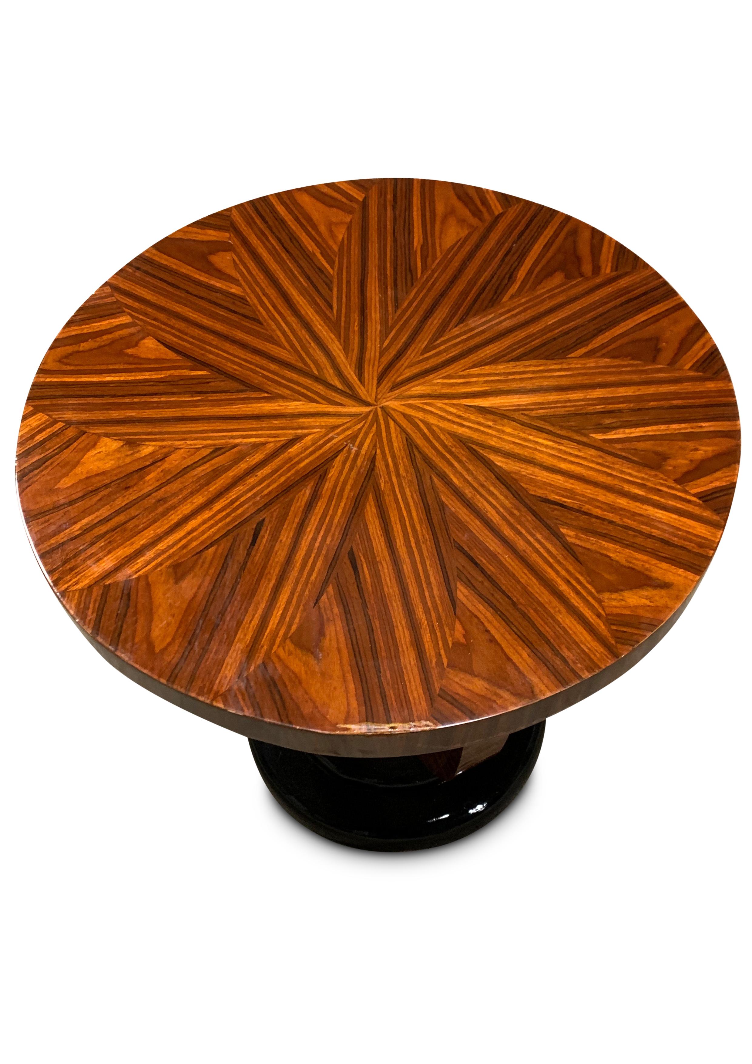 Français Table à piédestaux Art déco de style Jules Leleu avec un magnifique plateau en bois de rose Sunburst en vente