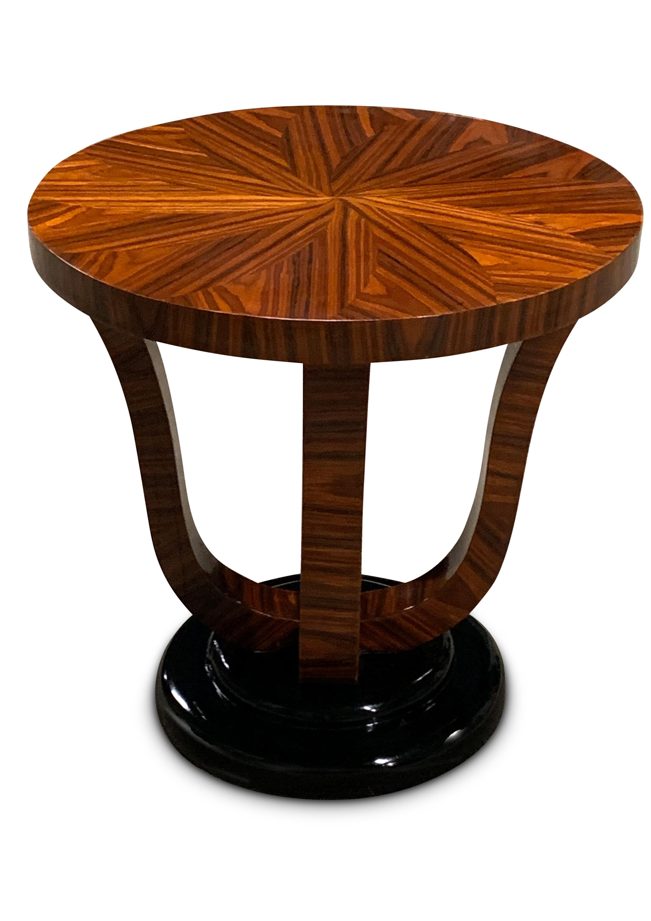 Laque Table à piédestaux Art déco de style Jules Leleu avec un magnifique plateau en bois de rose Sunburst en vente