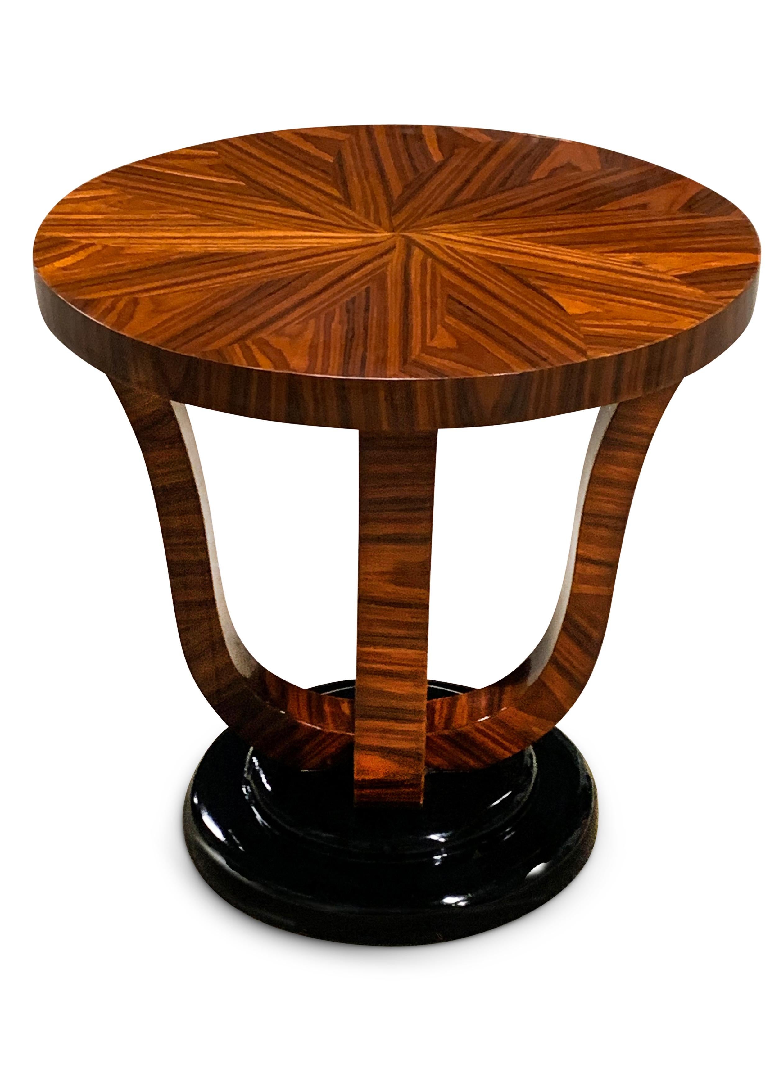 Table à piédestaux Art déco de style Jules Leleu avec un magnifique plateau en bois de rose Sunburst en vente 1