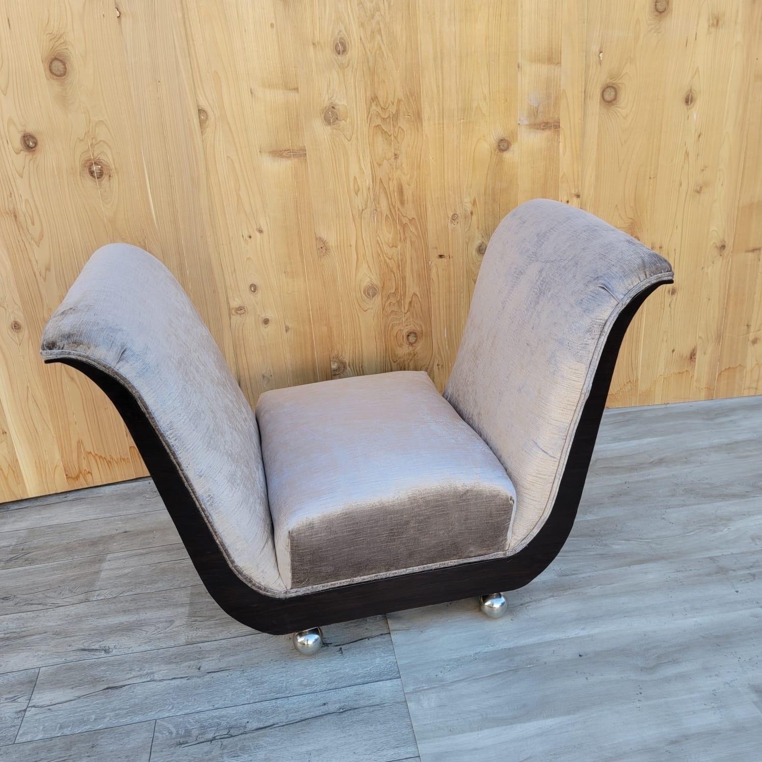 Art Deco Guglielmo Ulrich-Stil Schnörkelarm-Sessel, neu gepolstert (Messing) im Angebot