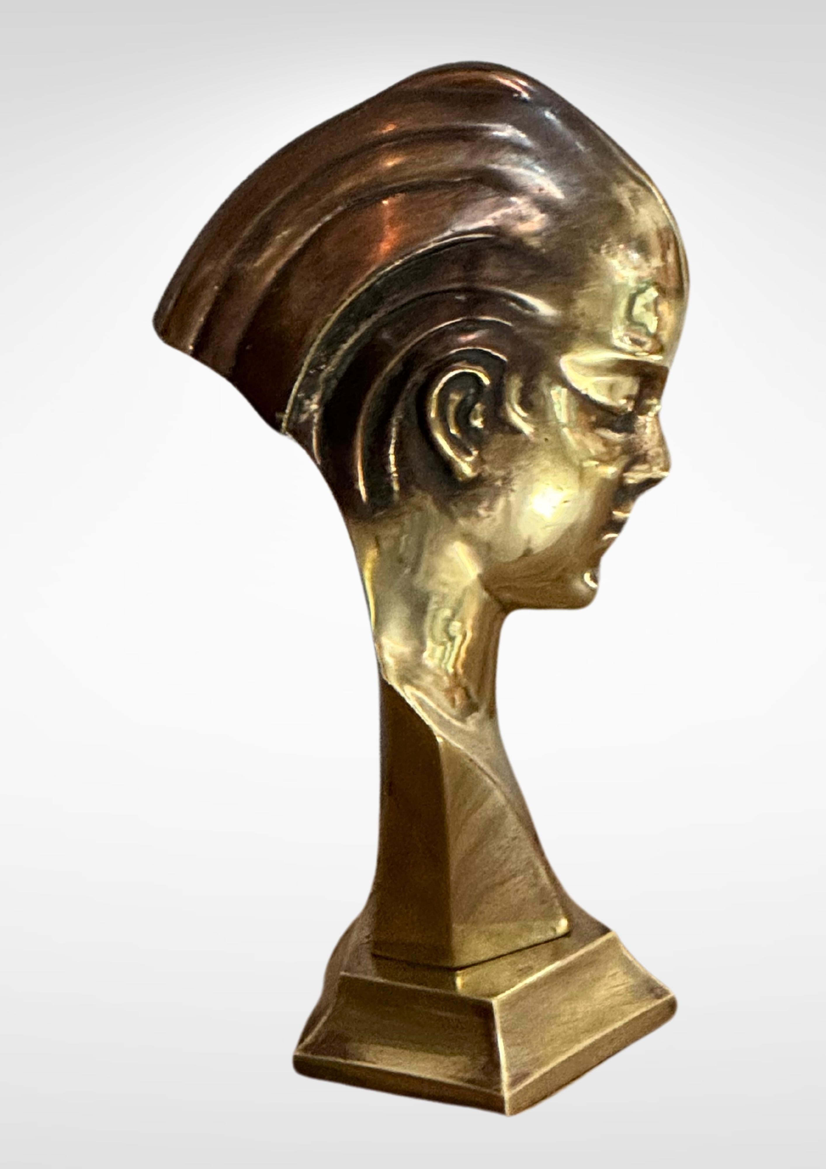 Scultura in bronzo Art Deco di una signora.
Attribuito a Guido Cacciapuoti (1892-1953).
Con la rappresentazione stilizzata di una donna elegante e misteriosa.
Scultura a doppia tonalità con i capelli di un colore bronzo più scuro.
Montato su una