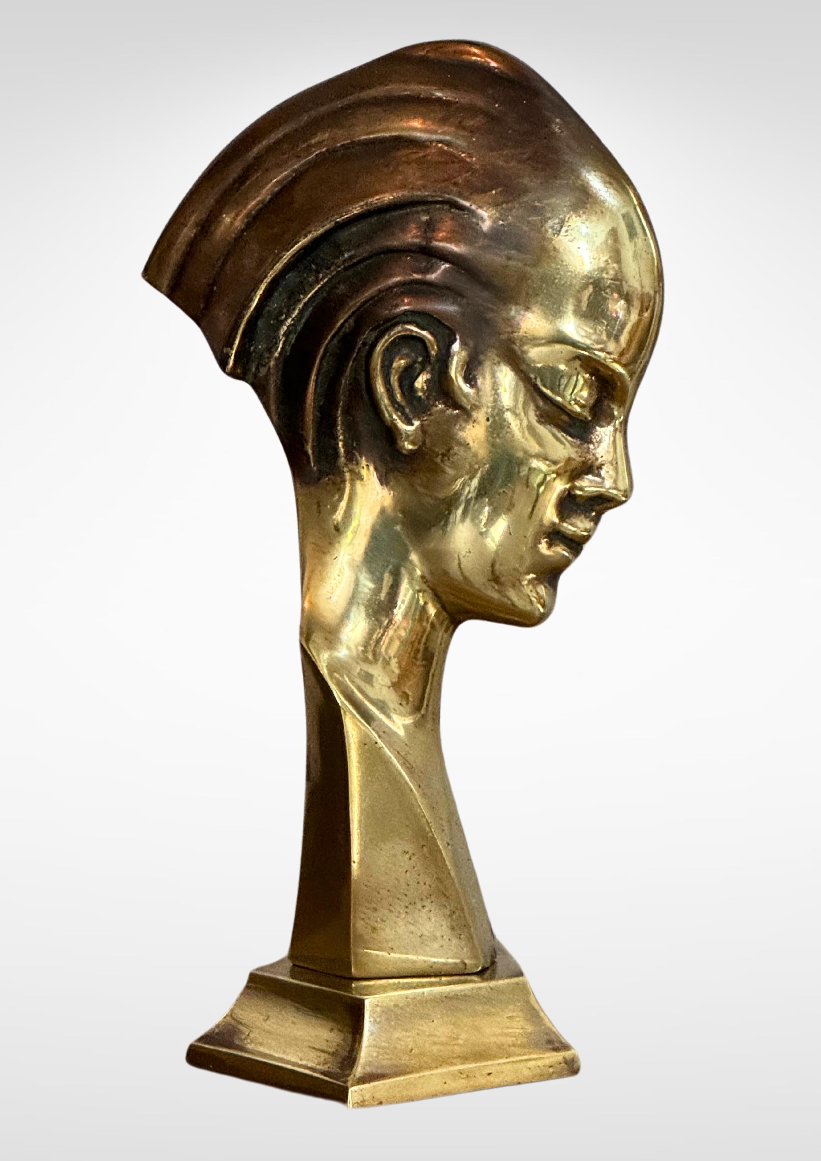 Art Déco Art Deco Guido Cacciapuoti Scultura di donna in bronzo fuso in vendita